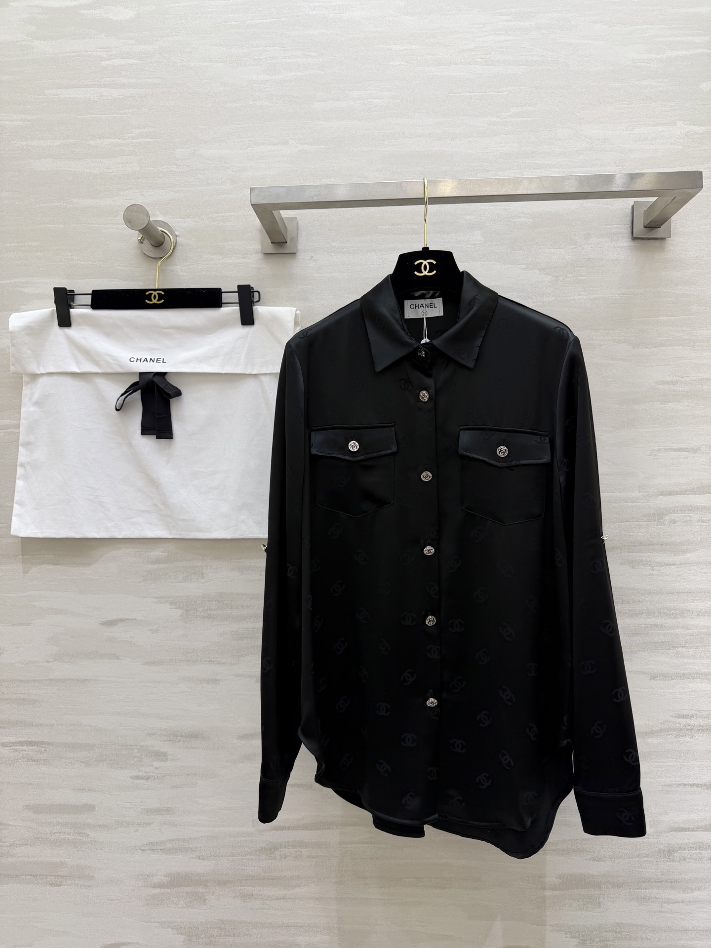 #Chane♡²⁶经典双C提花醋酸真丝衬衣 醋酸缎面质感自带柔光滤镜 满印暗纹低调显贵 翻领+口袋设计利