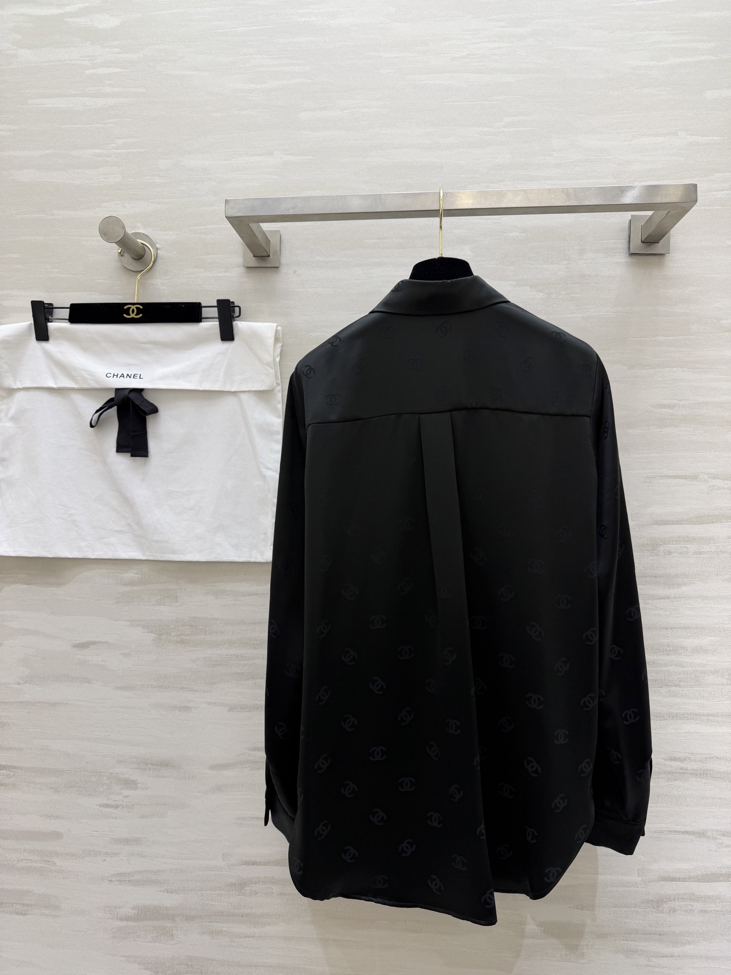 #Chane♡²⁶经典双C提花醋酸真丝衬衣 醋酸缎面质感自带柔光滤镜 满印暗纹低调显贵 翻领+口袋设计利