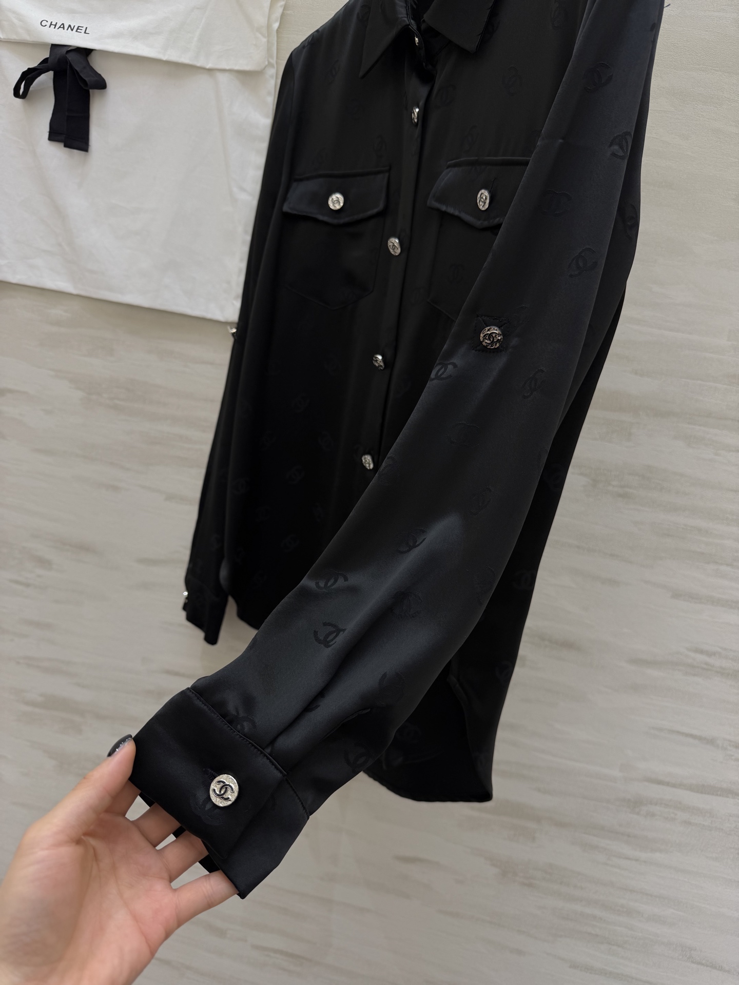 #Chane♡²⁶经典双C提花醋酸真丝衬衣 醋酸缎面质感自带柔光滤镜 满印暗纹低调显贵 翻领+口袋设计利