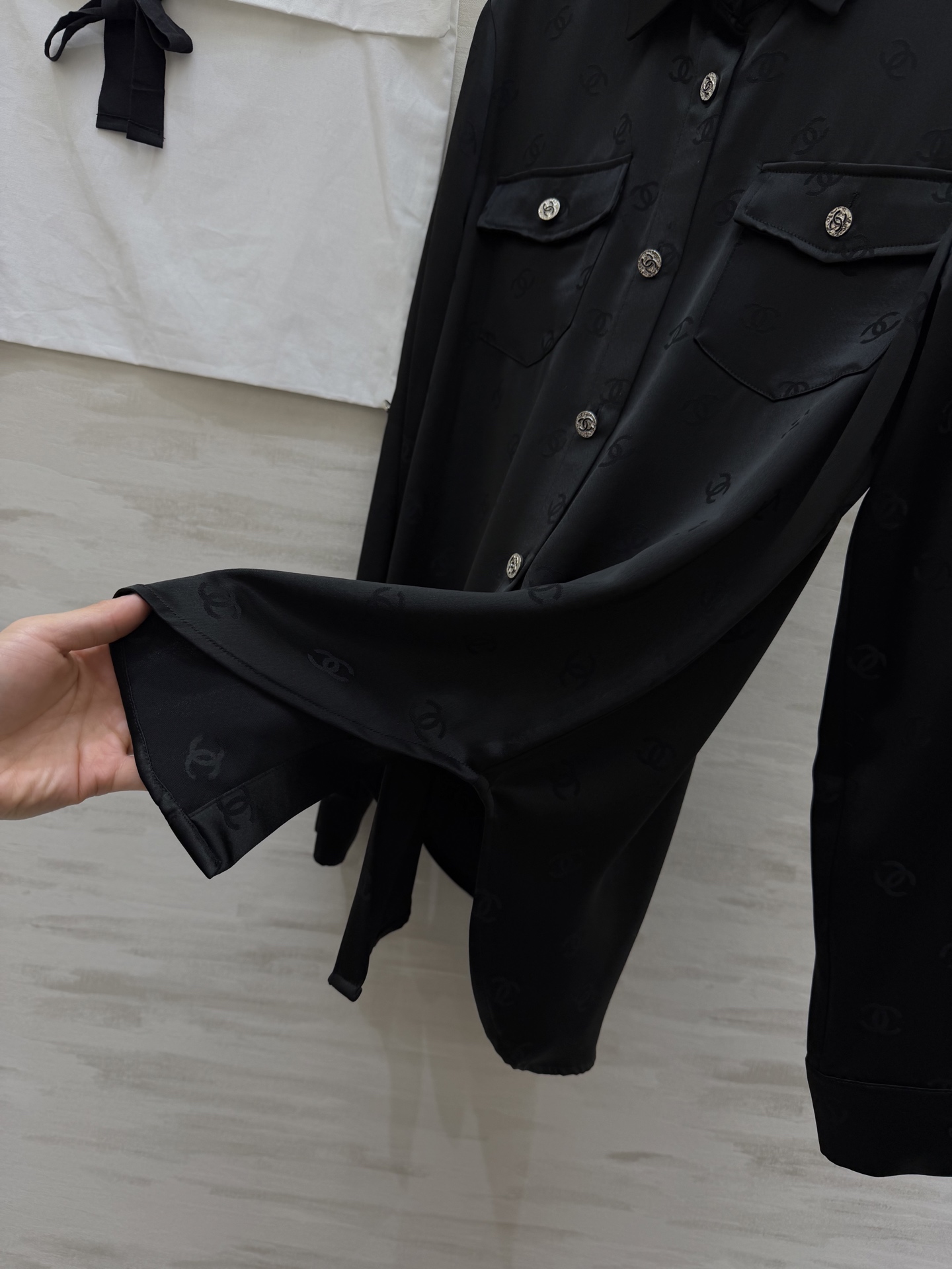 #Chane♡²⁶经典双C提花醋酸真丝衬衣 醋酸缎面质感自带柔光滤镜 满印暗纹低调显贵 翻领+口袋设计利