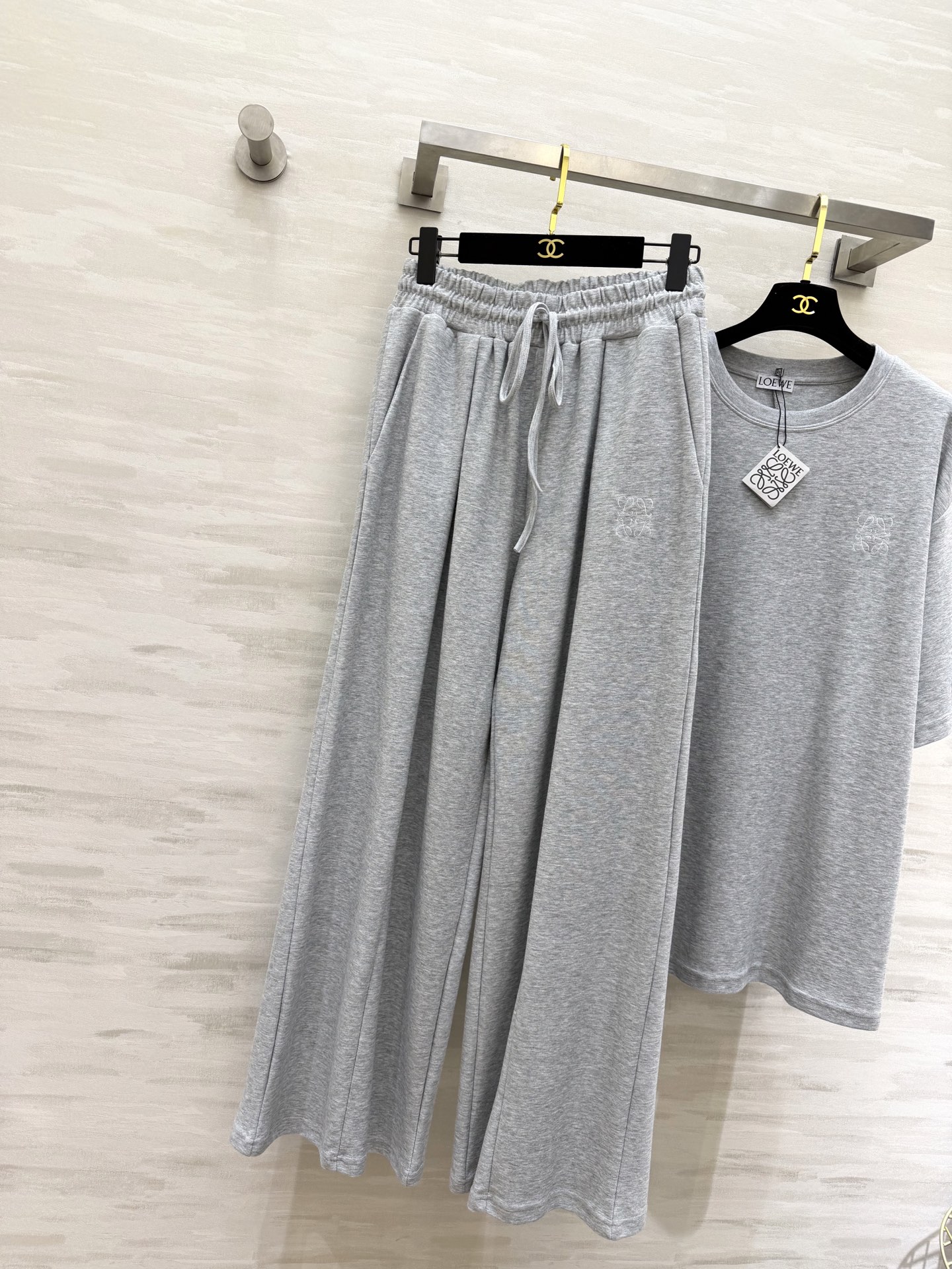 #Loew♡²⁶极简高级风 休闲套装 宽松T恤+阔腿裤 舒适感与氛围感双在线 刺绣🪡logo低调显贵 T