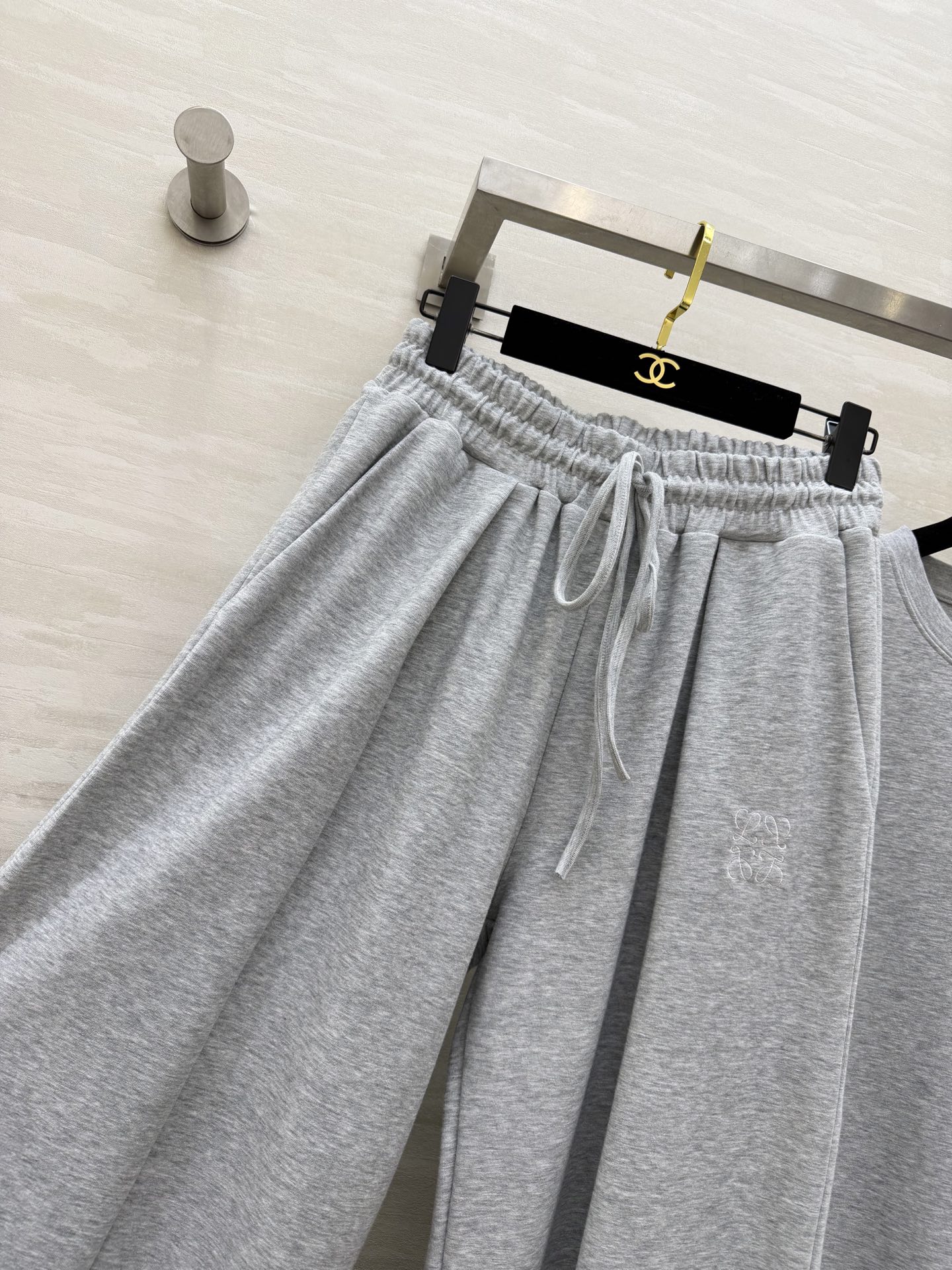 #Loew♡²⁶极简高级风 休闲套装 宽松T恤+阔腿裤 舒适感与氛围感双在线 刺绣🪡logo低调显贵 T