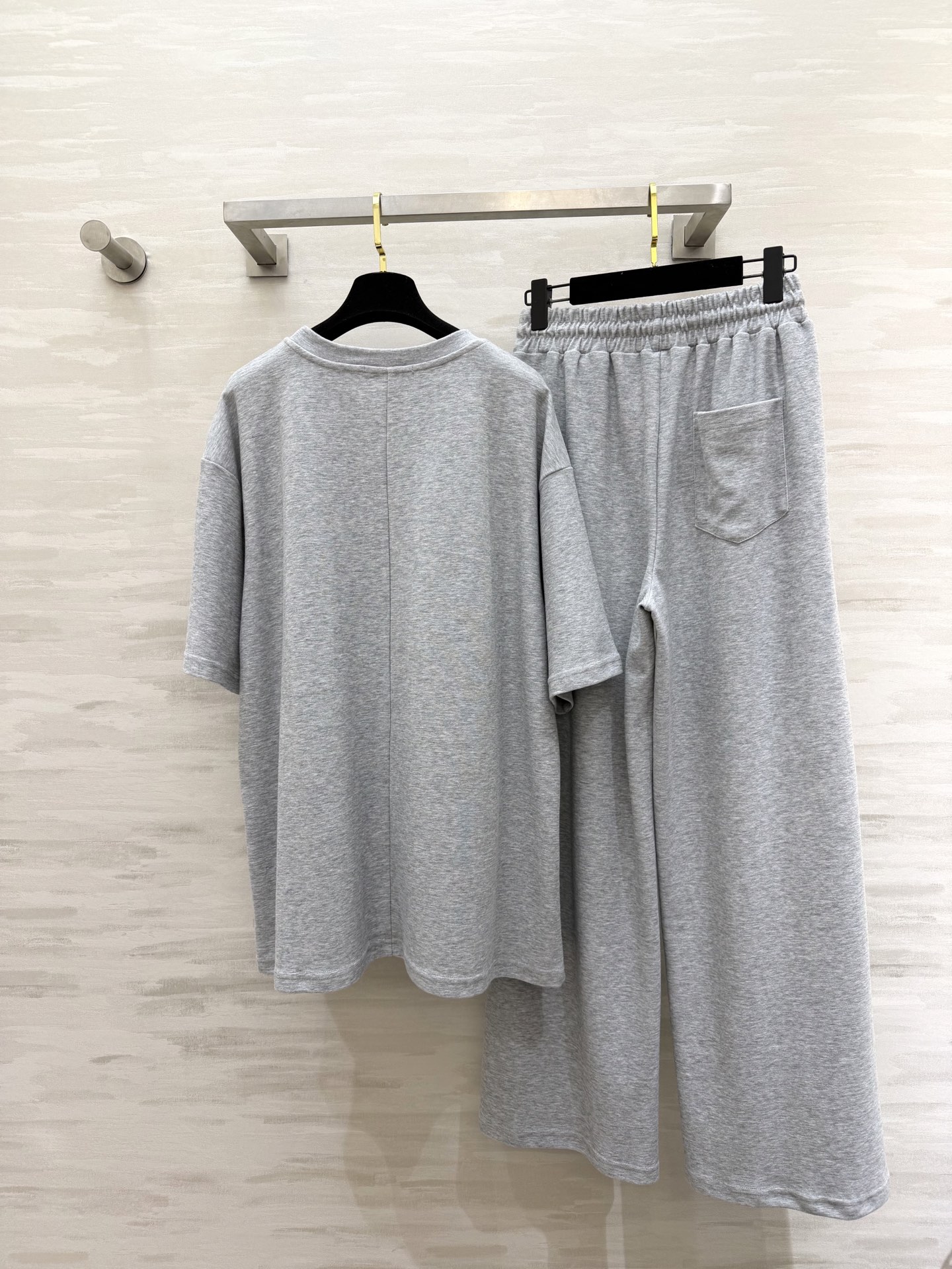 #Loew♡²⁶极简高级风 休闲套装 宽松T恤+阔腿裤 舒适感与氛围感双在线 刺绣🪡logo低调显贵 T