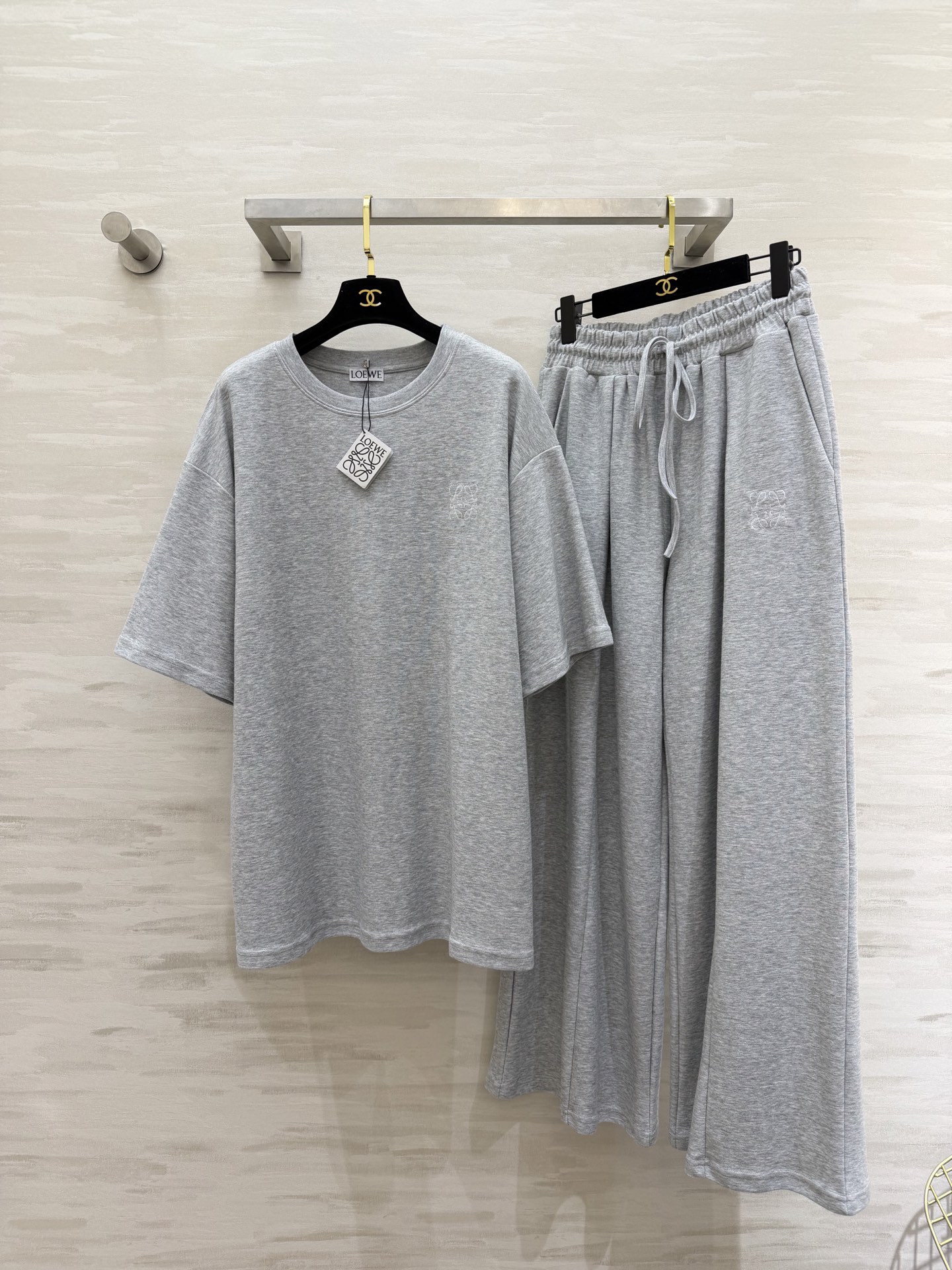#Loew♡²⁶极简高级风 休闲套装 宽松T恤+阔腿裤 舒适感与氛围感双在线 刺绣🪡logo低调显贵 T