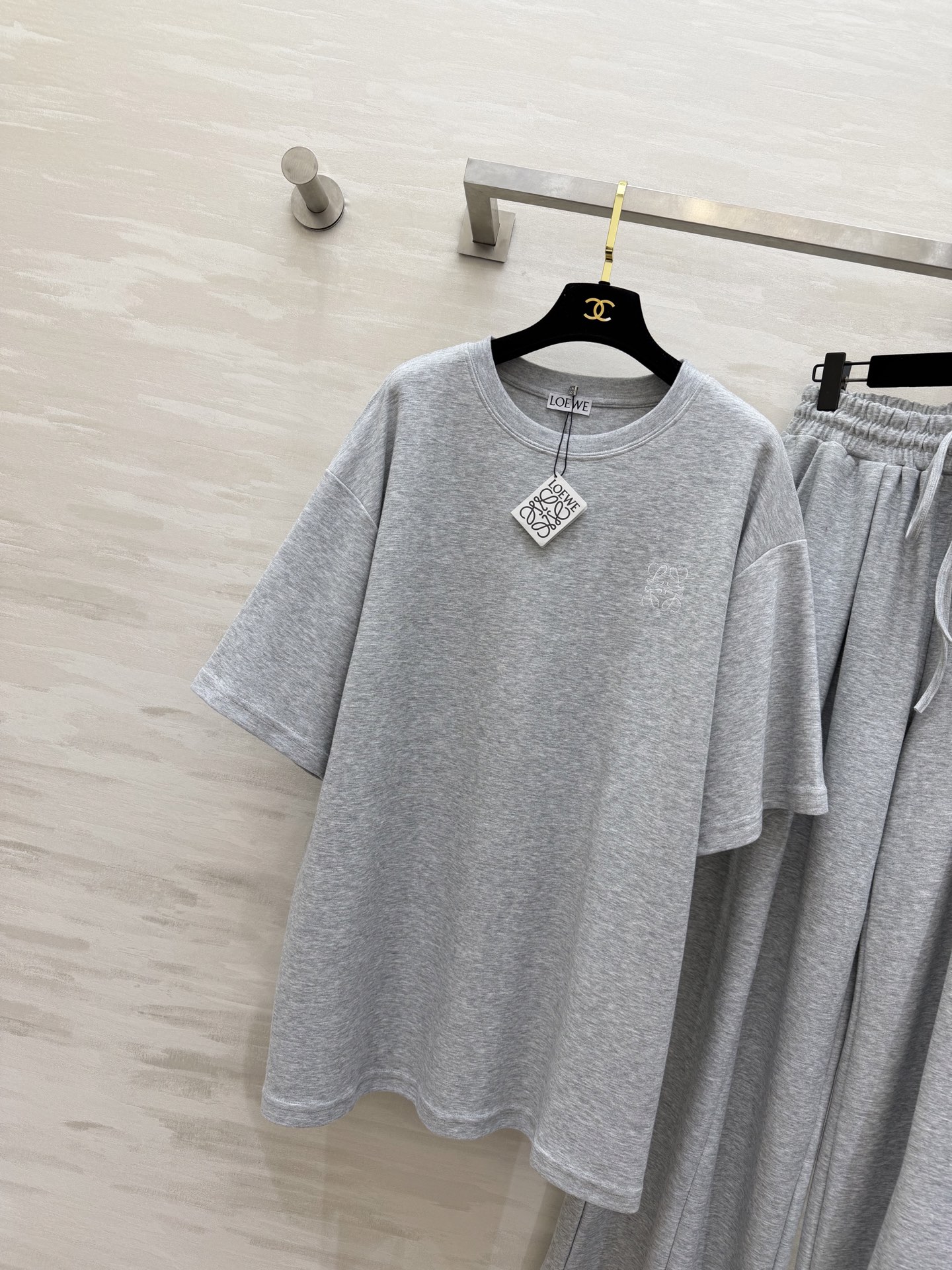 #Loew♡²⁶极简高级风 休闲套装 宽松T恤+阔腿裤 舒适感与氛围感双在线 刺绣🪡logo低调显贵 T