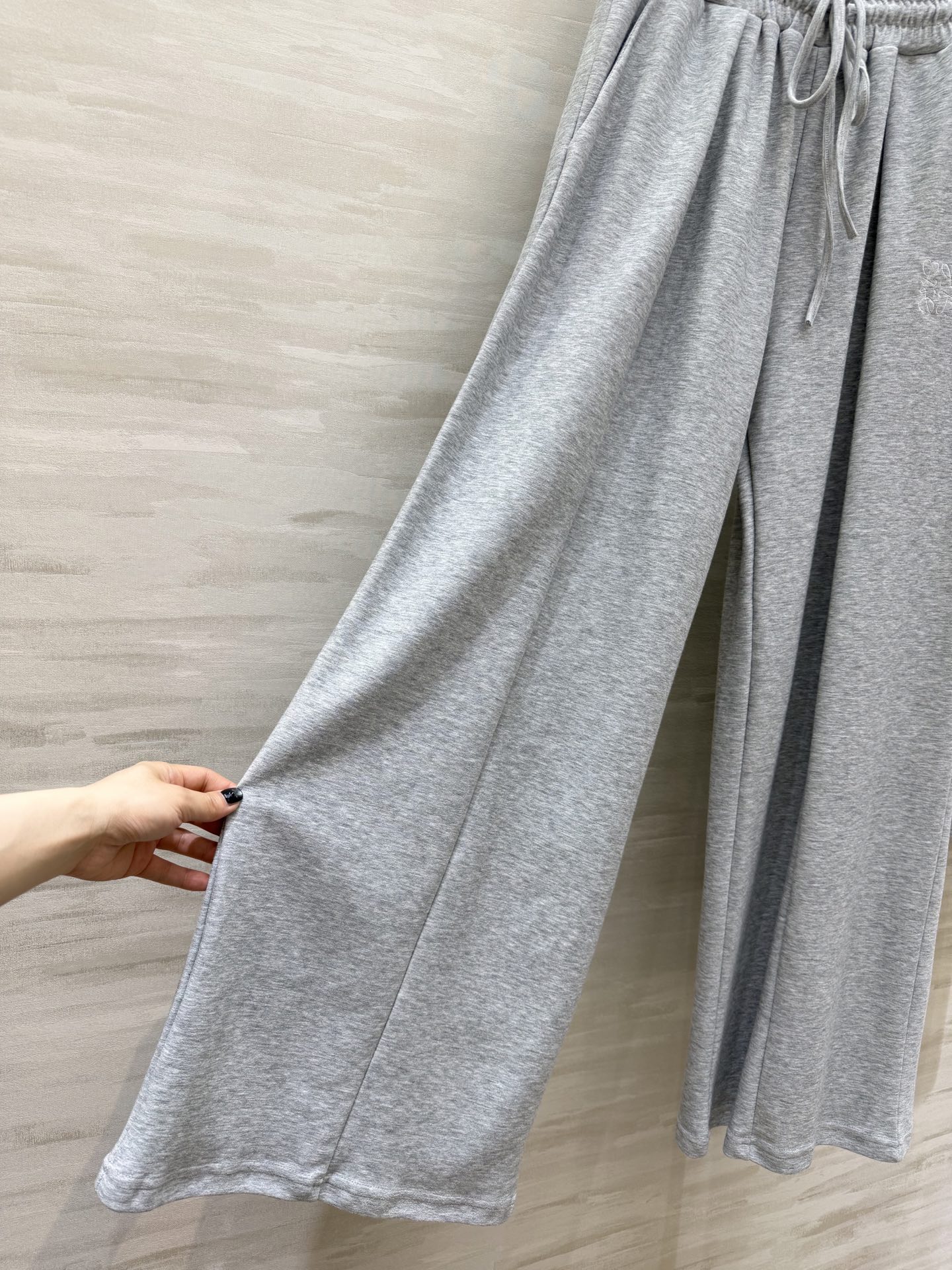 #Loew♡²⁶极简高级风 休闲套装 宽松T恤+阔腿裤 舒适感与氛围感双在线 刺绣🪡logo低调显贵 T