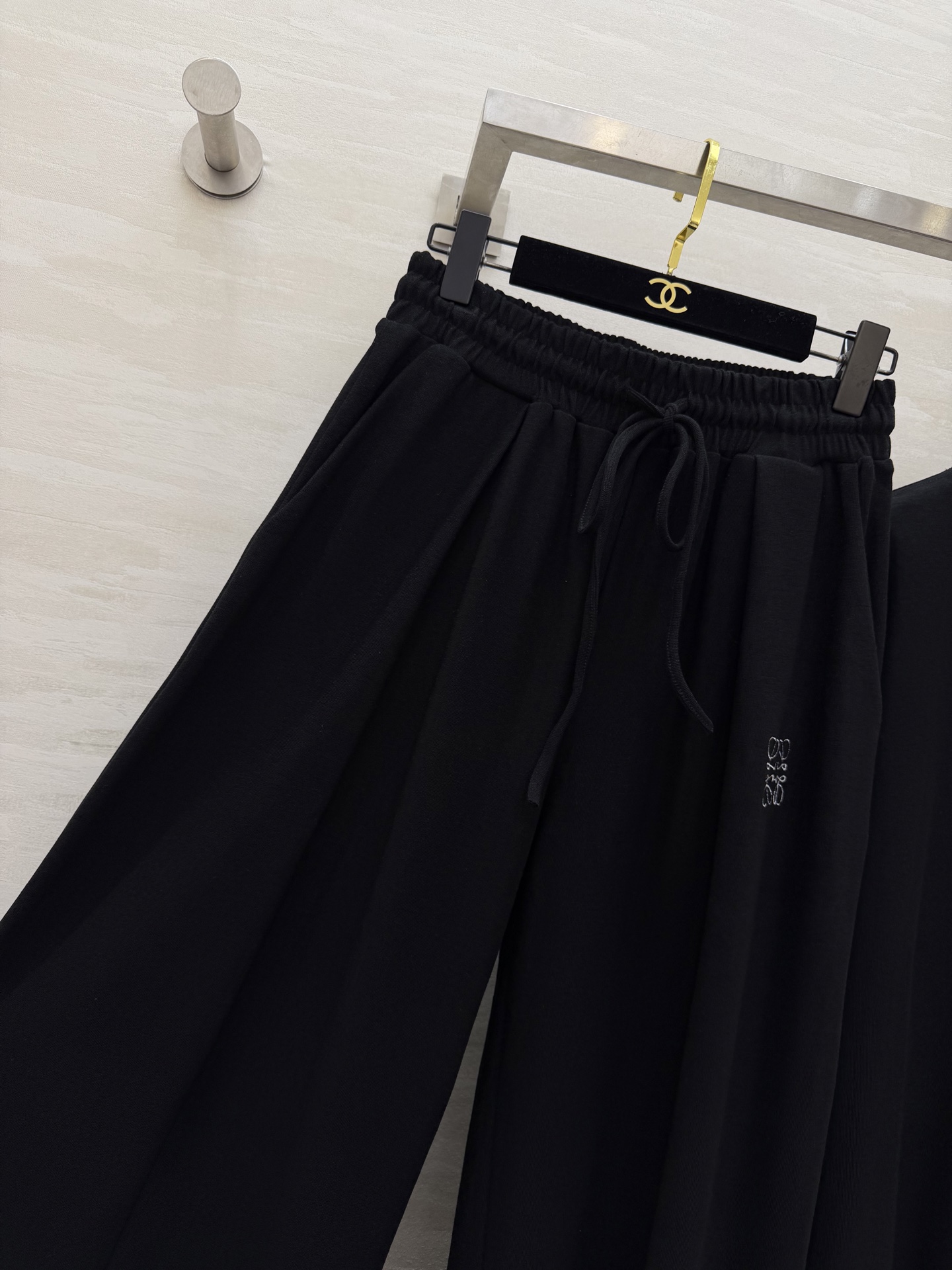 #Loew♡²⁶极简高级风 休闲套装 宽松T恤+阔腿裤 舒适感与氛围感双在线 刺绣🪡logo低调显贵 T