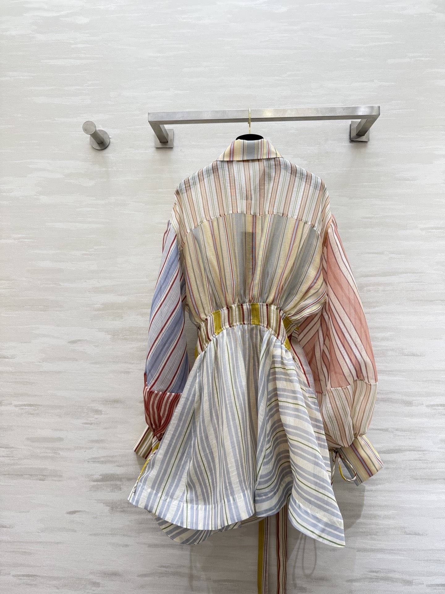 #Zimmerman♡²⁶早春Rebellion系列条纹衬衣裙 真丝+亚麻混纺 轻盈透气超适合春夏！多彩