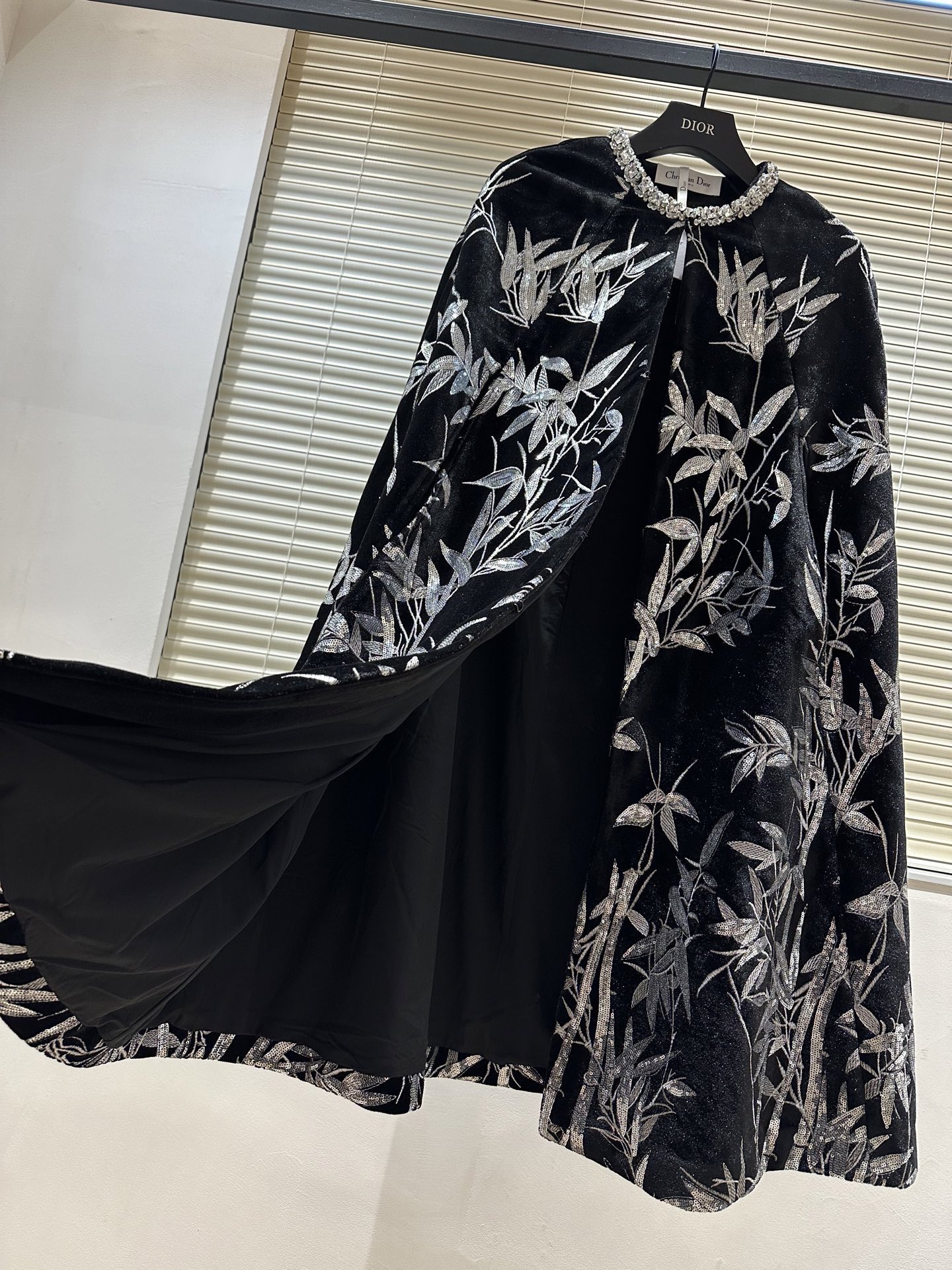 #Dio♡高定系列 竹叶刺绣丝绒斗篷 银色竹叶刺绣超有东方韵味 细节精致 质感满分！领口镶钻点缀奢华感拉