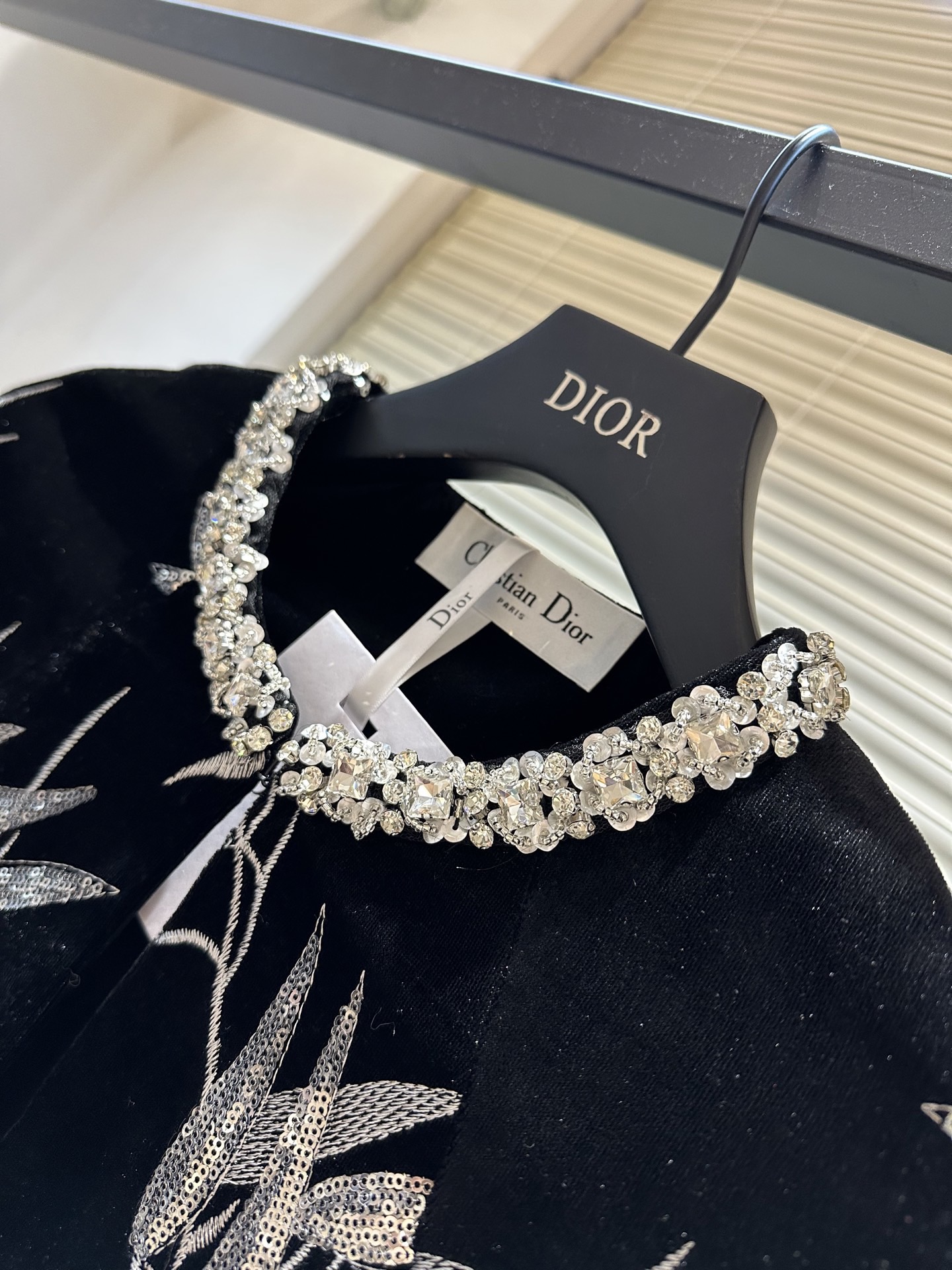 #Dio♡高定系列 竹叶刺绣丝绒斗篷 银色竹叶刺绣超有东方韵味 细节精致 质感满分！领口镶钻点缀奢华感拉