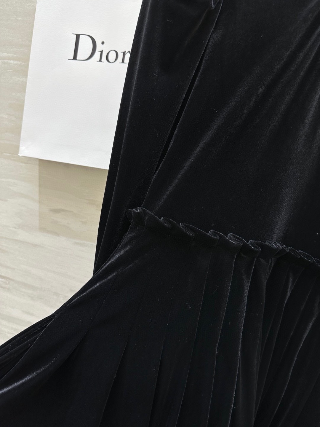 #Dio♡²⁶Cruise丝绒泡泡袖长袖丝绒连衣裙 领部重工水溶花拼接完美呈现复古优雅 上身大气显瘦 原