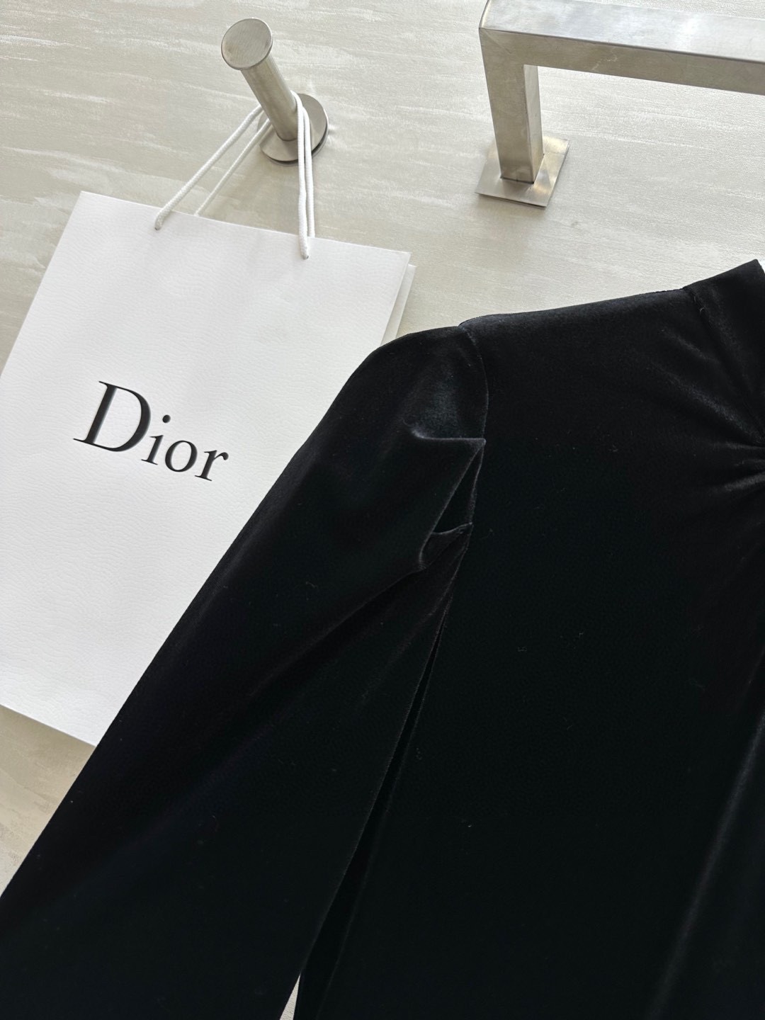 #Dio♡²⁶Cruise丝绒泡泡袖长袖丝绒连衣裙 领部重工水溶花拼接完美呈现复古优雅 上身大气显瘦 原