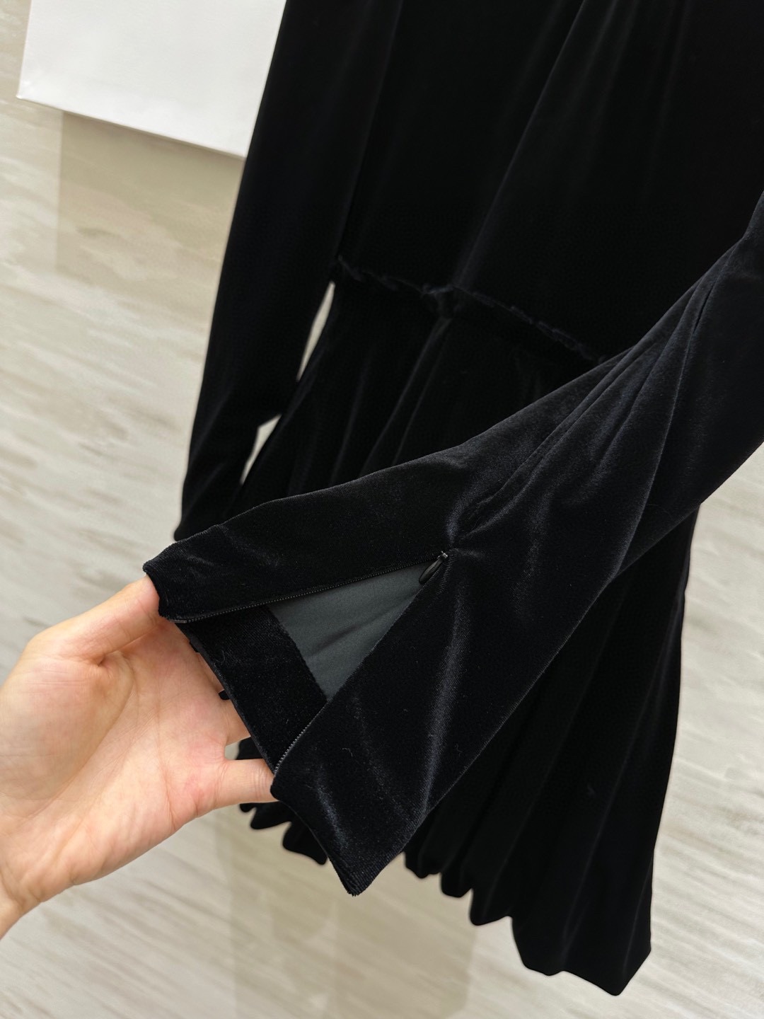 #Dio♡²⁶Cruise丝绒泡泡袖长袖丝绒连衣裙 领部重工水溶花拼接完美呈现复古优雅 上身大气显瘦 原