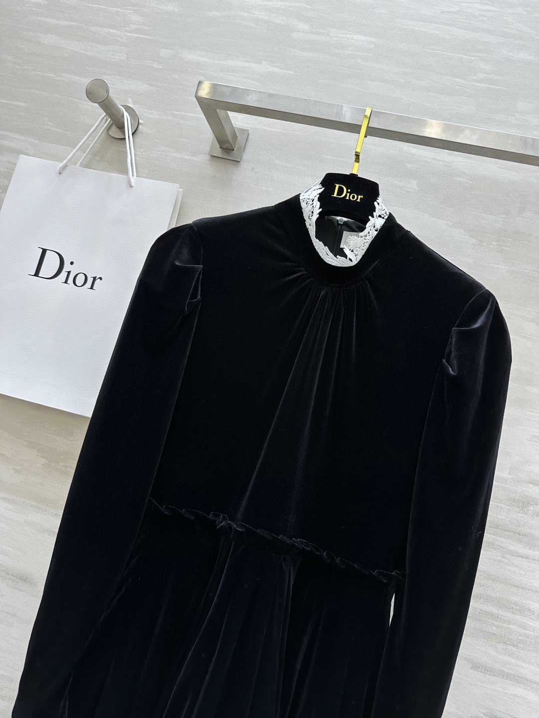 #Dio♡²⁶Cruise丝绒泡泡袖长袖丝绒连衣裙 领部重工水溶花拼接完美呈现复古优雅 上身大气显瘦 原