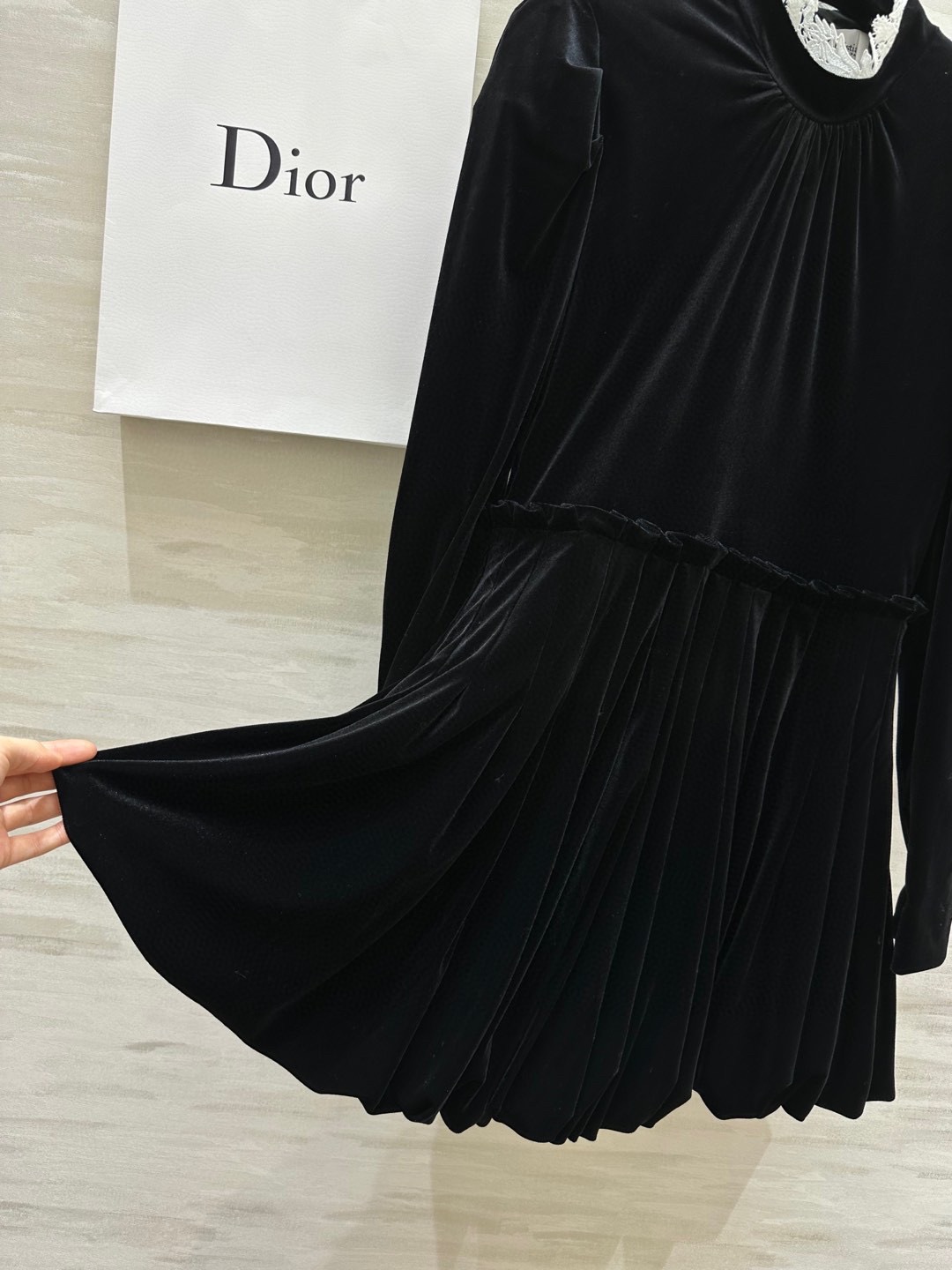 #Dio♡²⁶Cruise丝绒泡泡袖长袖丝绒连衣裙 领部重工水溶花拼接完美呈现复古优雅 上身大气显瘦 原