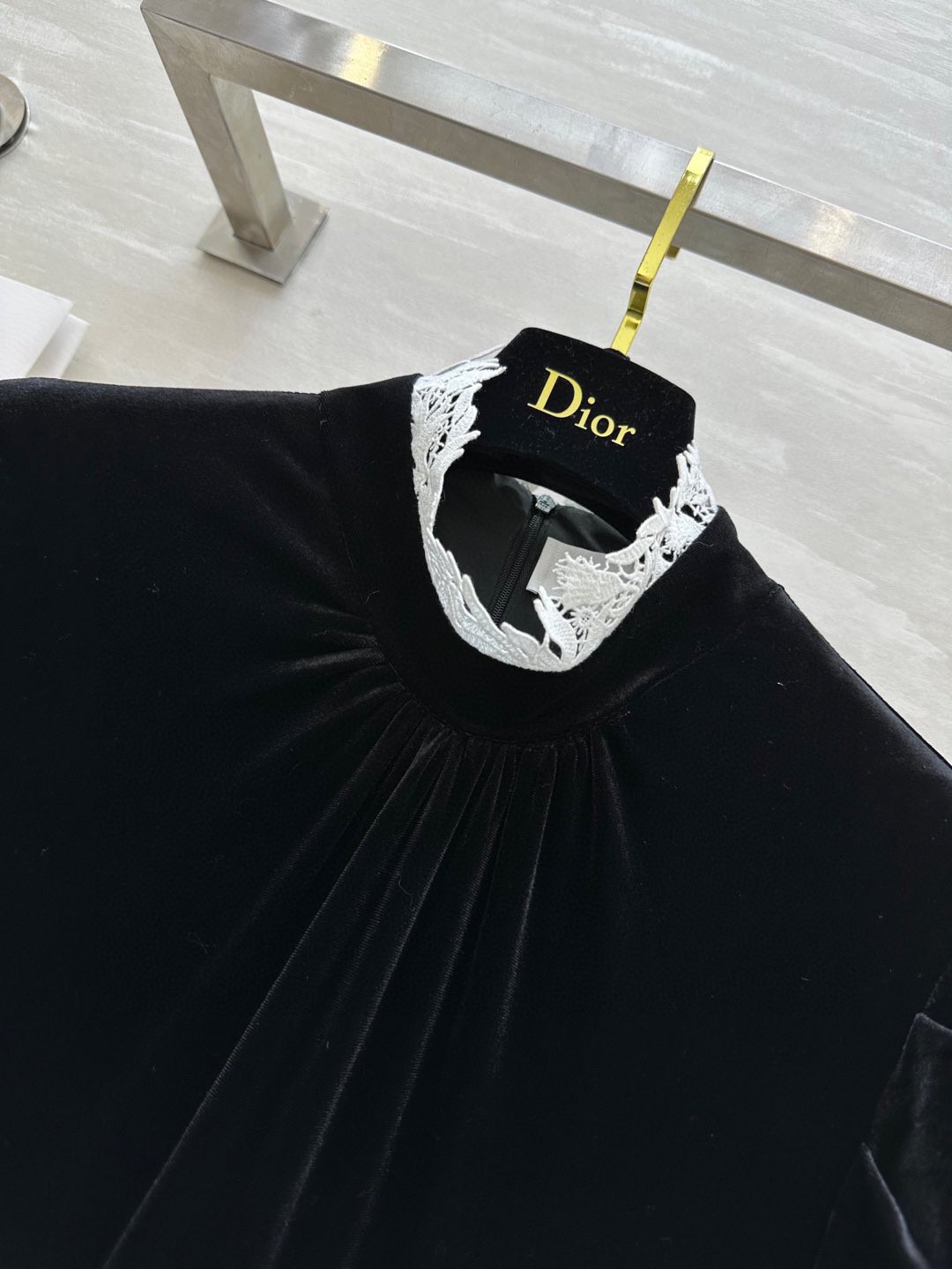 #Dio♡²⁶Cruise丝绒泡泡袖长袖丝绒连衣裙 领部重工水溶花拼接完美呈现复古优雅 上身大气显瘦 原