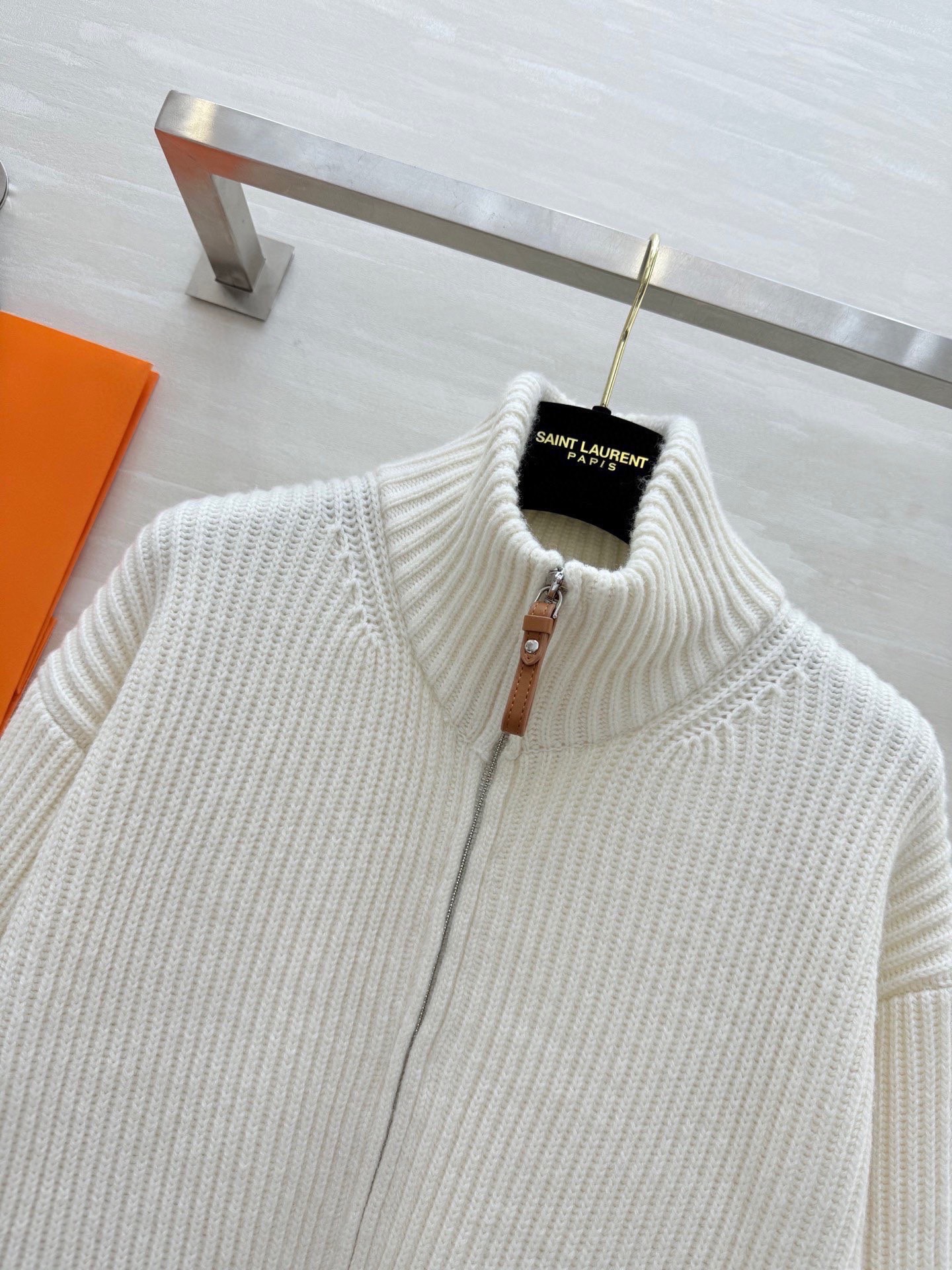 #Herme♡新款 H口袋拼皮毛衣 乳白罗纹针织＋棕色皮革口袋 简约又有辨识度 100%美丽诺绵羊毛 柔