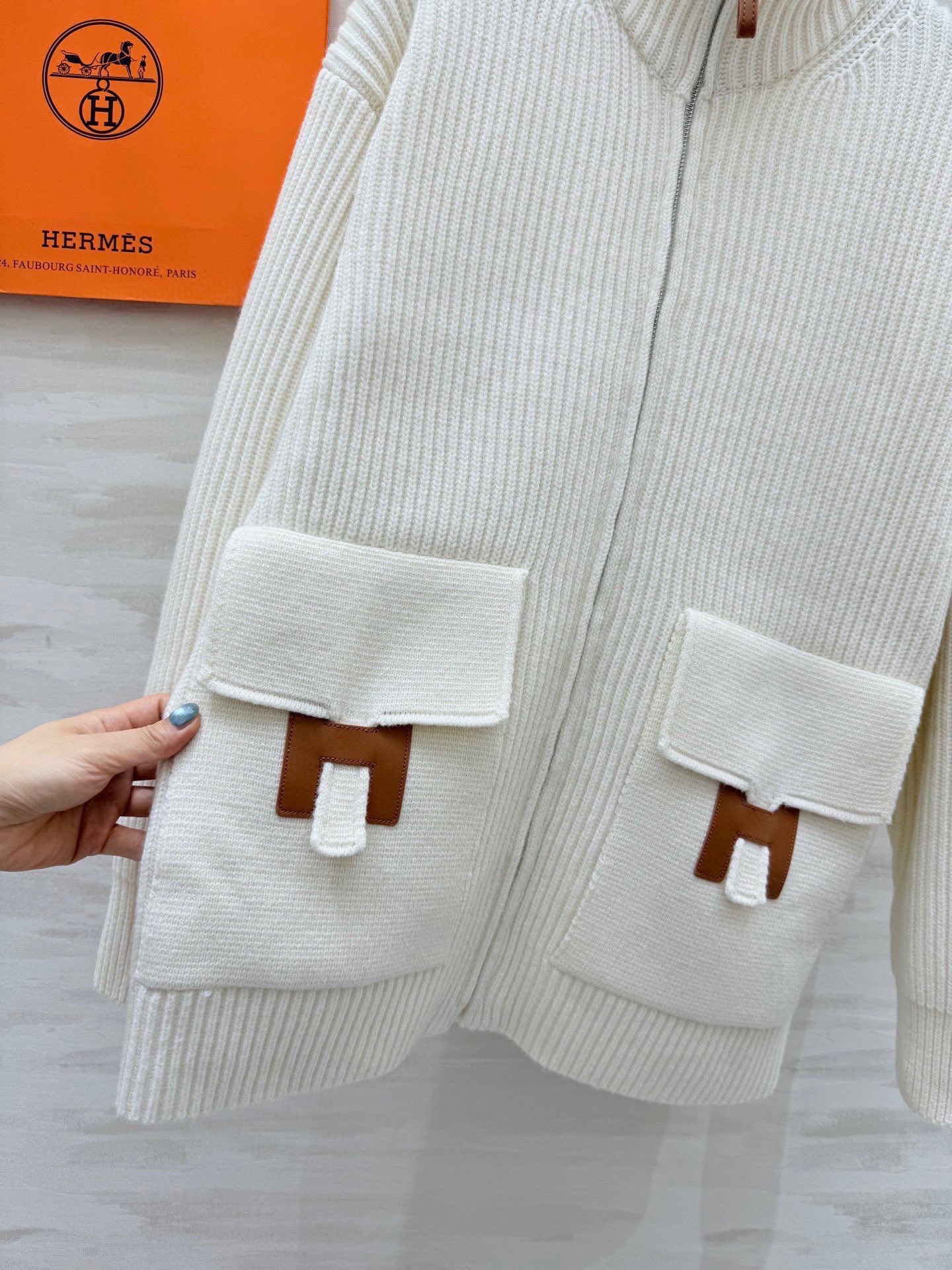#Herme♡新款 H口袋拼皮毛衣 乳白罗纹针织＋棕色皮革口袋 简约又有辨识度 100%美丽诺绵羊毛 柔