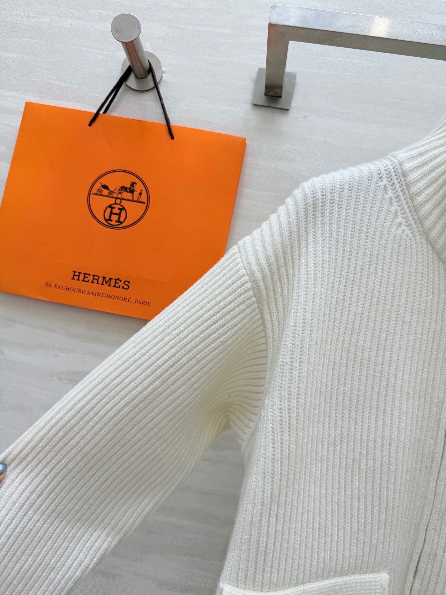 #Herme♡新款 H口袋拼皮毛衣 乳白罗纹针织＋棕色皮革口袋 简约又有辨识度 100%美丽诺绵羊毛 柔