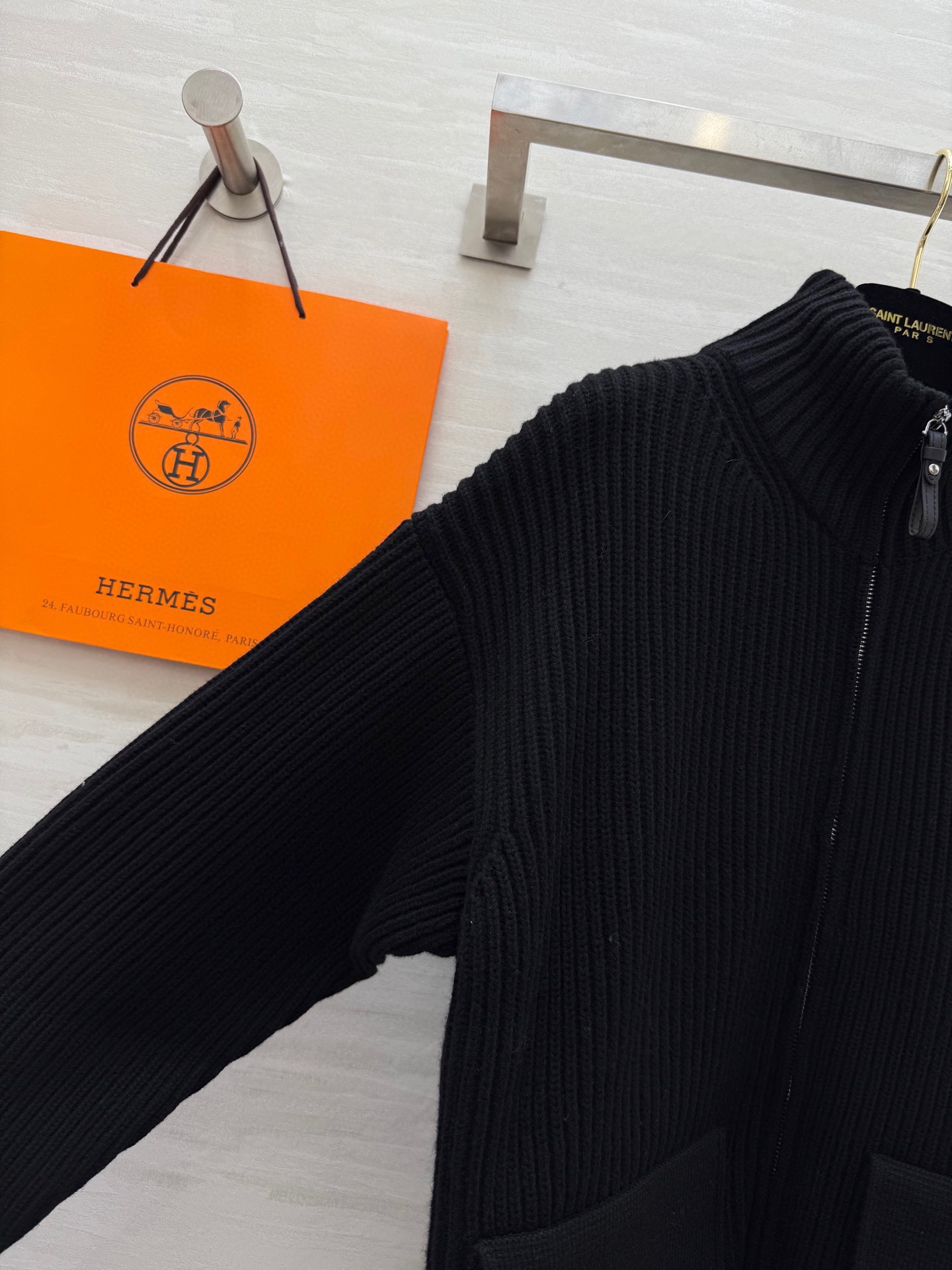 #Herme♡新款 H口袋拼皮毛衣 乳白罗纹针织＋棕色皮革口袋 简约又有辨识度 100%美丽诺绵羊毛 柔