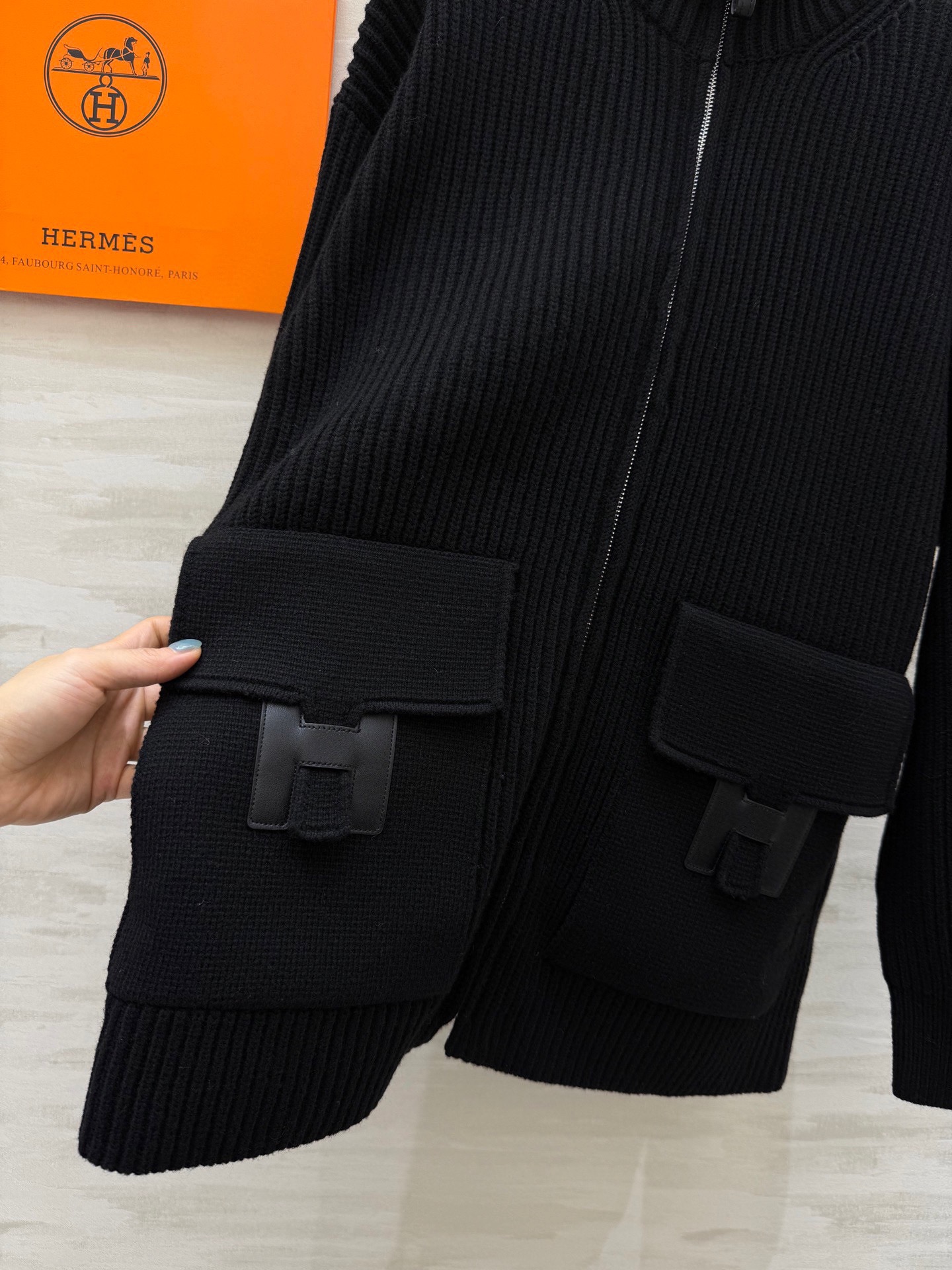 #Herme♡新款 H口袋拼皮毛衣 乳白罗纹针织＋棕色皮革口袋 简约又有辨识度 100%美丽诺绵羊毛 柔