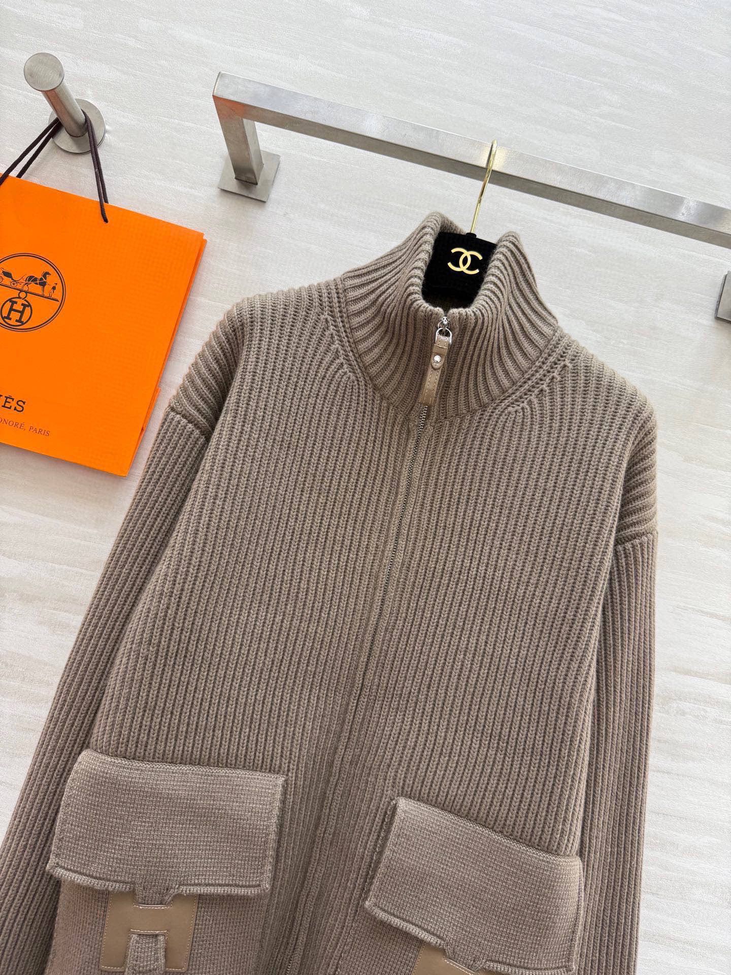 #Herme♡新款 H口袋拼皮毛衣 罗纹针织＋棕色皮革口袋 简约又有辨识度 100%美丽诺绵羊毛 柔软亲