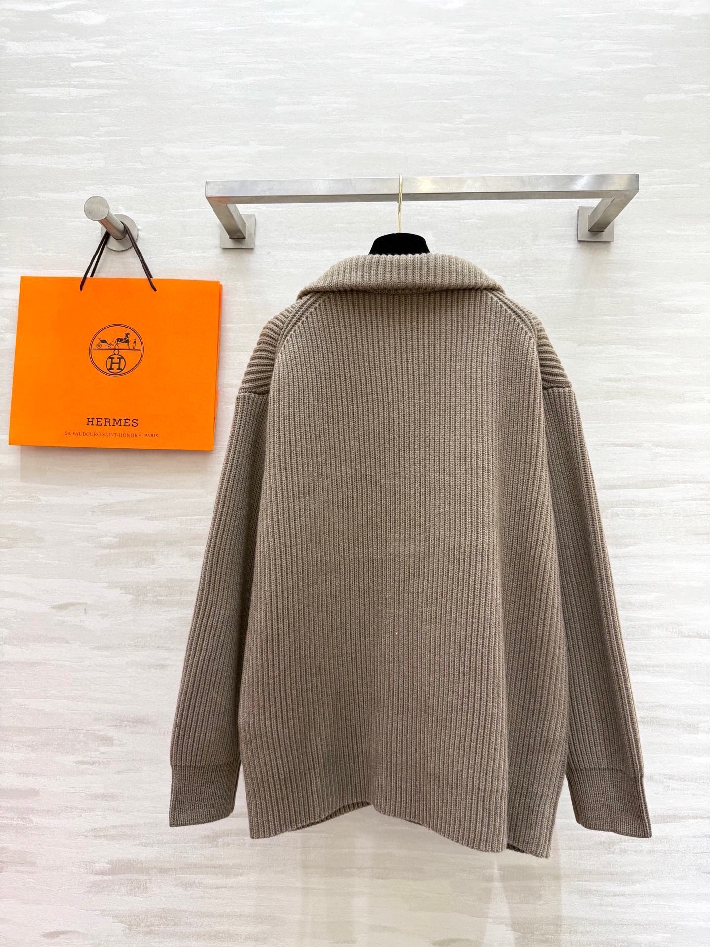 #Herme♡新款 H口袋拼皮毛衣 罗纹针织＋棕色皮革口袋 简约又有辨识度 100%美丽诺绵羊毛 柔软亲