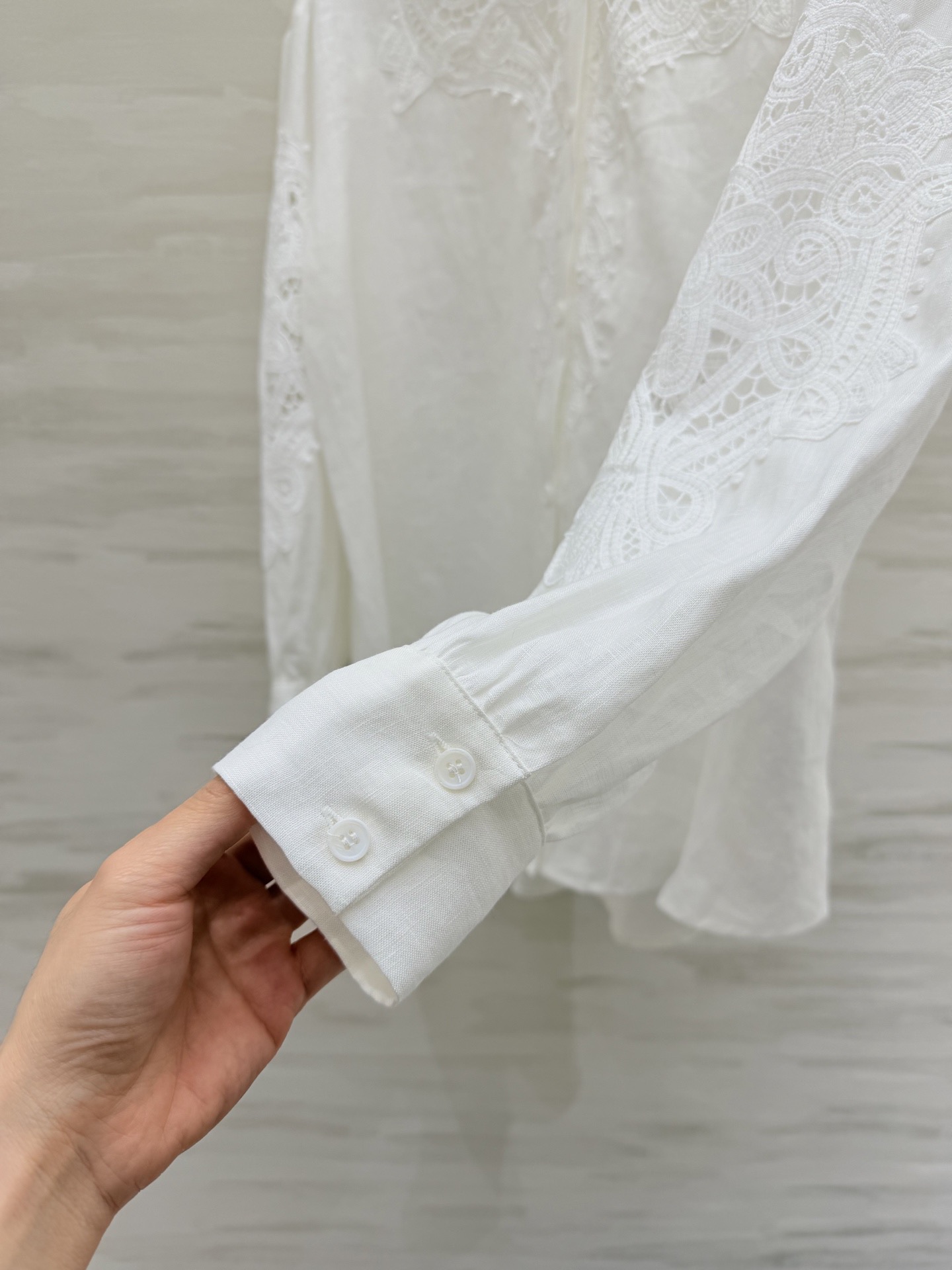 意大利高端时装品牌ERMANNO SCERVINO 白色蕾丝刺绣衬衣 采用高品质亚麻面料 搭配精致镂空蕾