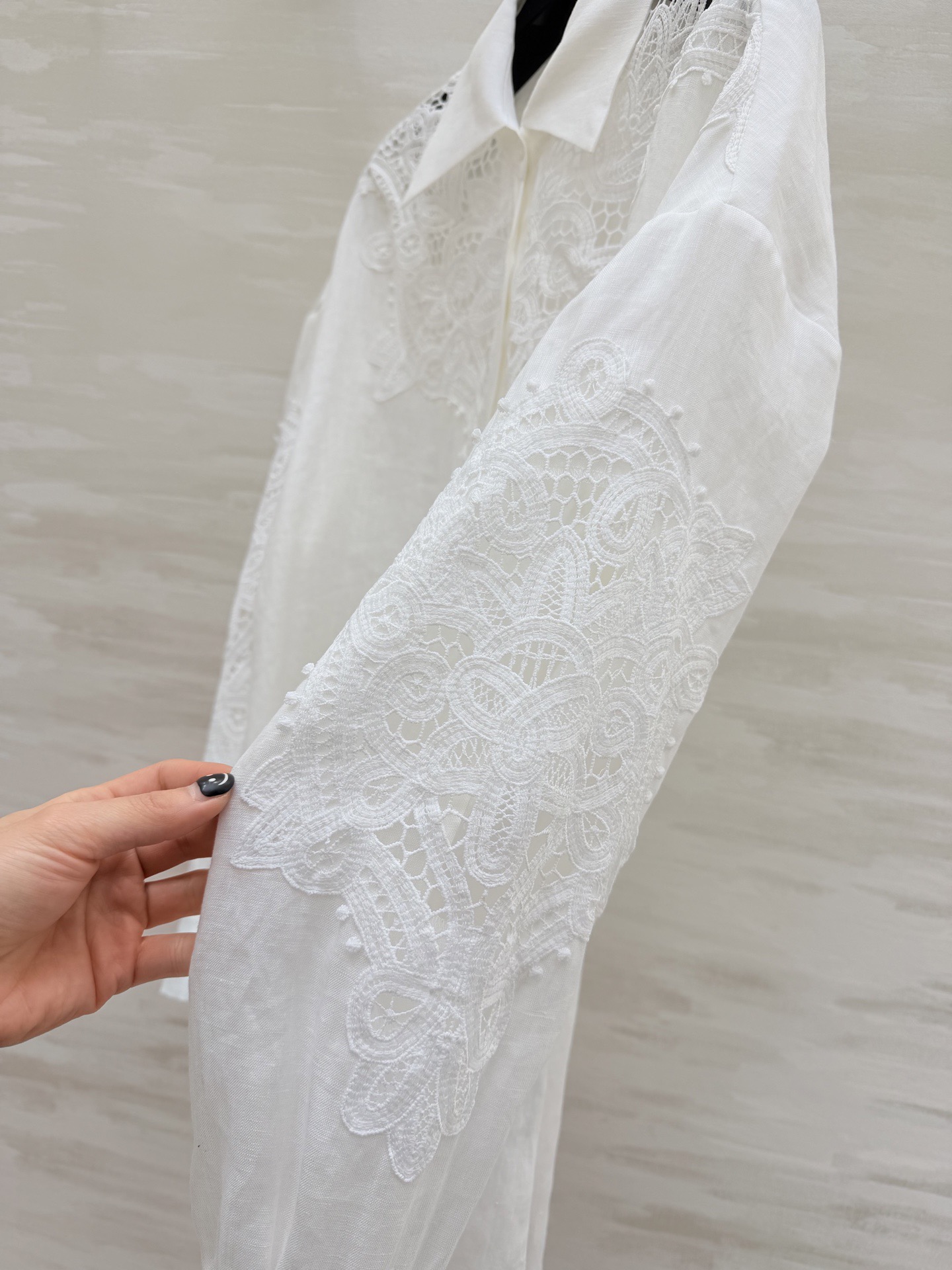 意大利高端时装品牌ERMANNO SCERVINO 白色蕾丝刺绣衬衣 采用高品质亚麻面料 搭配精致镂空蕾