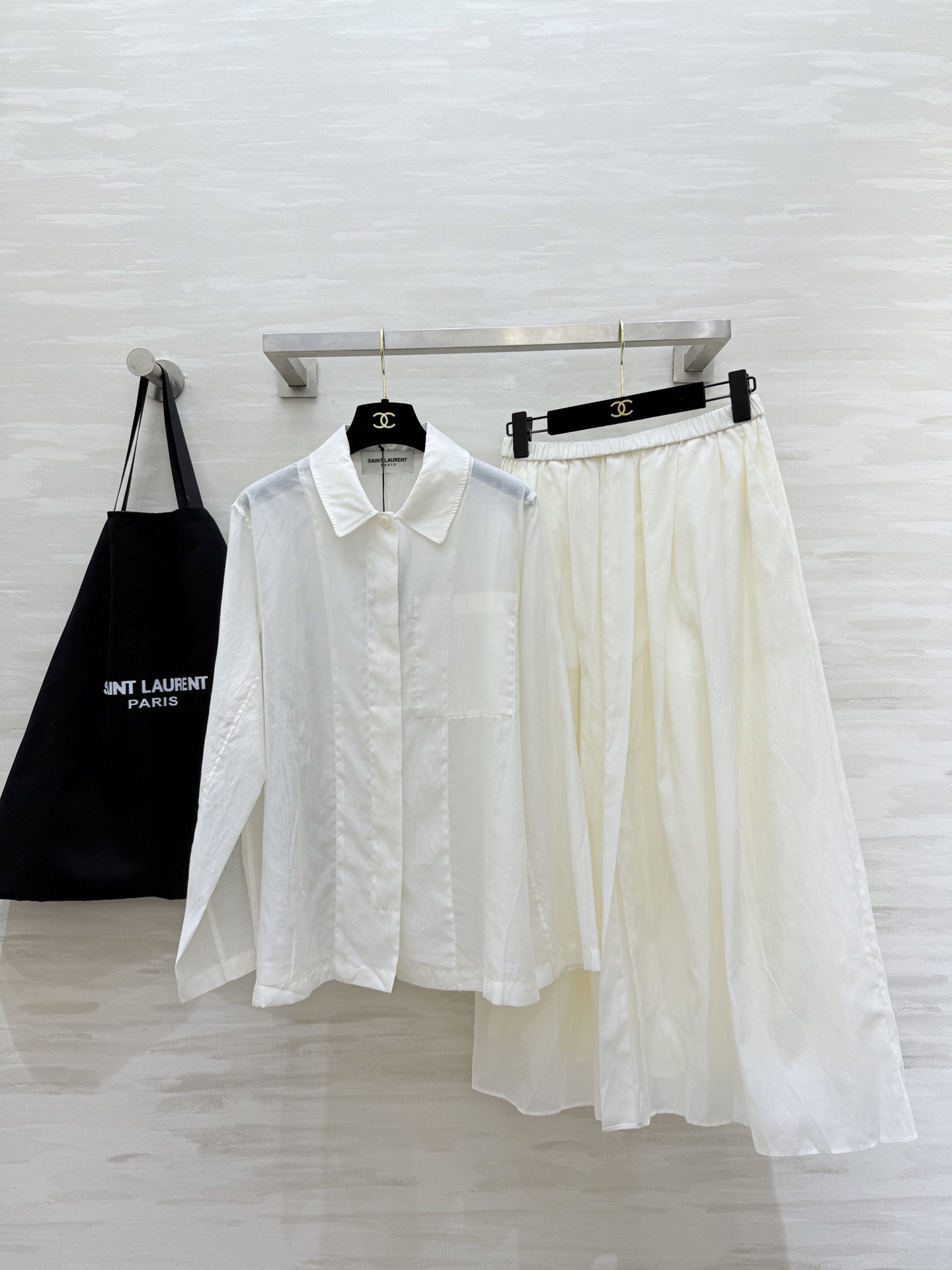 NO:759816,Tops, skirts. #ysl spring and summer new style 8MM silk cotton silk shirt and skirt. Exclusively customized 8MM silk cotton silk. It combines the luster of silk and the softness of cotton, presenting a smooth and soft appearance. The upper body is as thin as a cicada and is extremely light. The upper body has a lazy silhouette and a sense of breathing. High-quality customization Available in stock first size S/M/L (M size shoulder width 39, bust 104, length 68, skirt waist 66, skirt length 86),, saint laurent, skirts,19860909上衣,半裙.#ysl春夏新款 8MM丝绵綃衬衣半裙 独家定制8MM丝棉綃 采将丝质的光泽和棉花的柔软相结合 呈现出光滑柔和的外观 薄如蝉翼上身极轻一套上身自带慵懒廓形和呼吸感 高品质定制 现货首发sizeS/M/L（M码肩宽39,胸围104,衣长68,半裙腰围66,裙长86）,,saint laurent,skirts,,Women's clothing