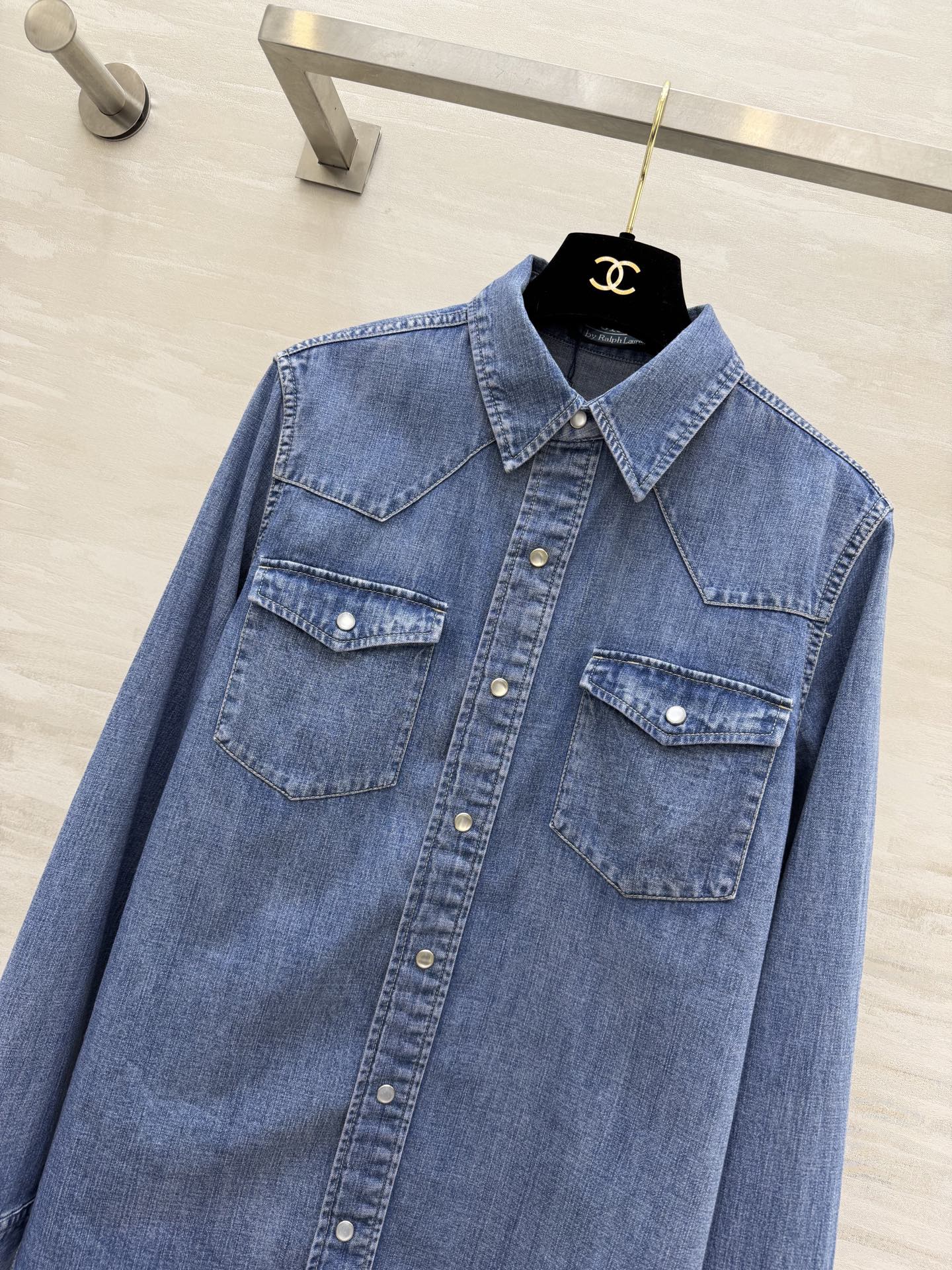 #POLO²⁶新款 牛仔衬衣 ✨ 经典永不过时 | 这件牛仔衬衫真的太懂通勤与休闲的平衡感了！经典水洗蓝