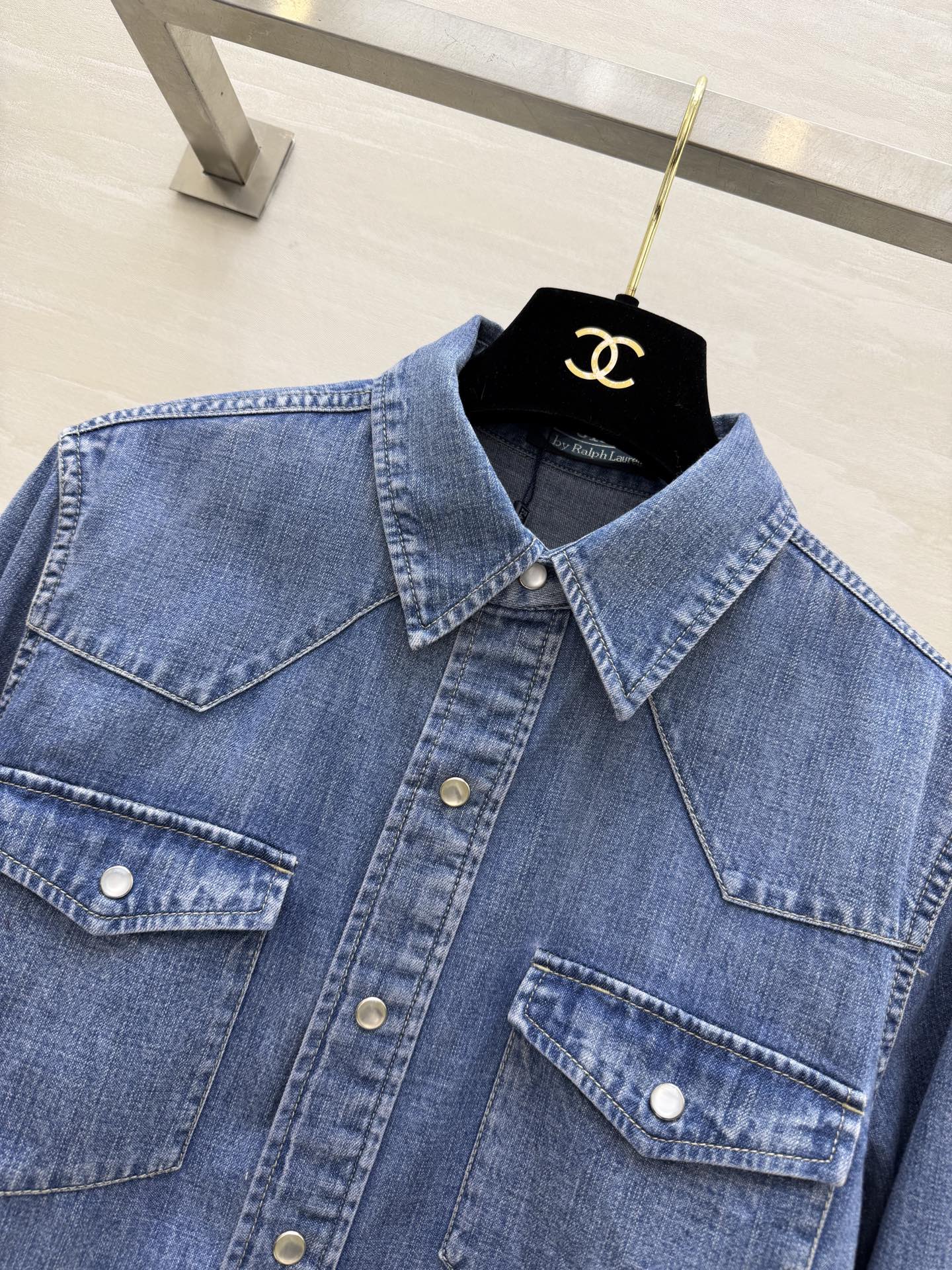 #POLO²⁶新款 牛仔衬衣 ✨ 经典永不过时 | 这件牛仔衬衫真的太懂通勤与休闲的平衡感了！经典水洗蓝