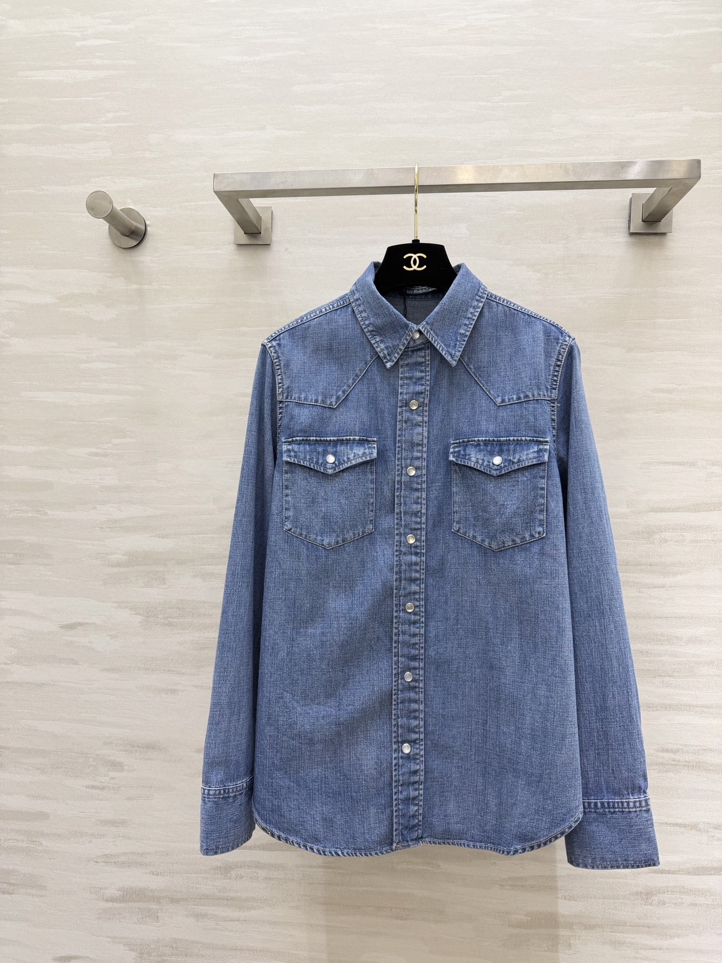 #POLO²⁶新款 牛仔衬衣 ✨ 经典永不过时 | 这件牛仔衬衫真的太懂通勤与休闲的平衡感了！经典水洗蓝