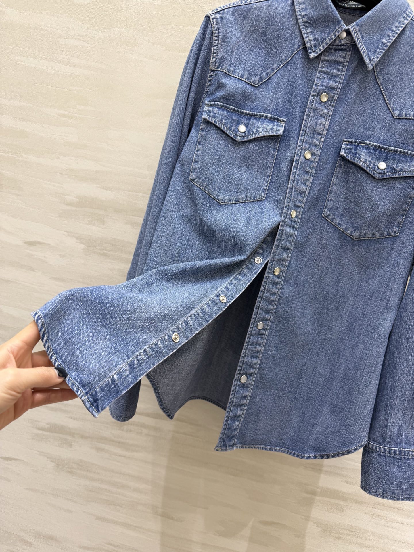 #POLO²⁶新款 牛仔衬衣 ✨ 经典永不过时 | 这件牛仔衬衫真的太懂通勤与休闲的平衡感了！经典水洗蓝
