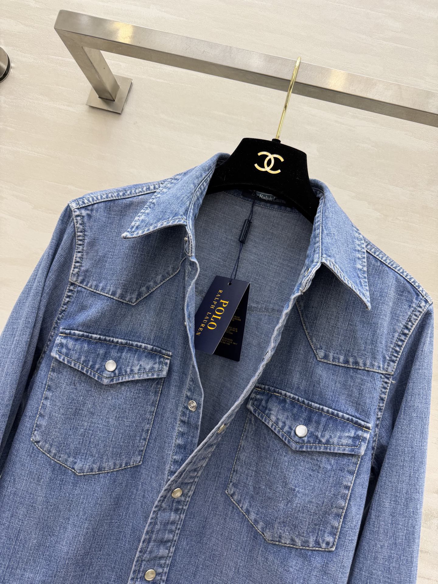 #POLO²⁶新款 牛仔衬衣 ✨ 经典永不过时 | 这件牛仔衬衫真的太懂通勤与休闲的平衡感了！经典水洗蓝