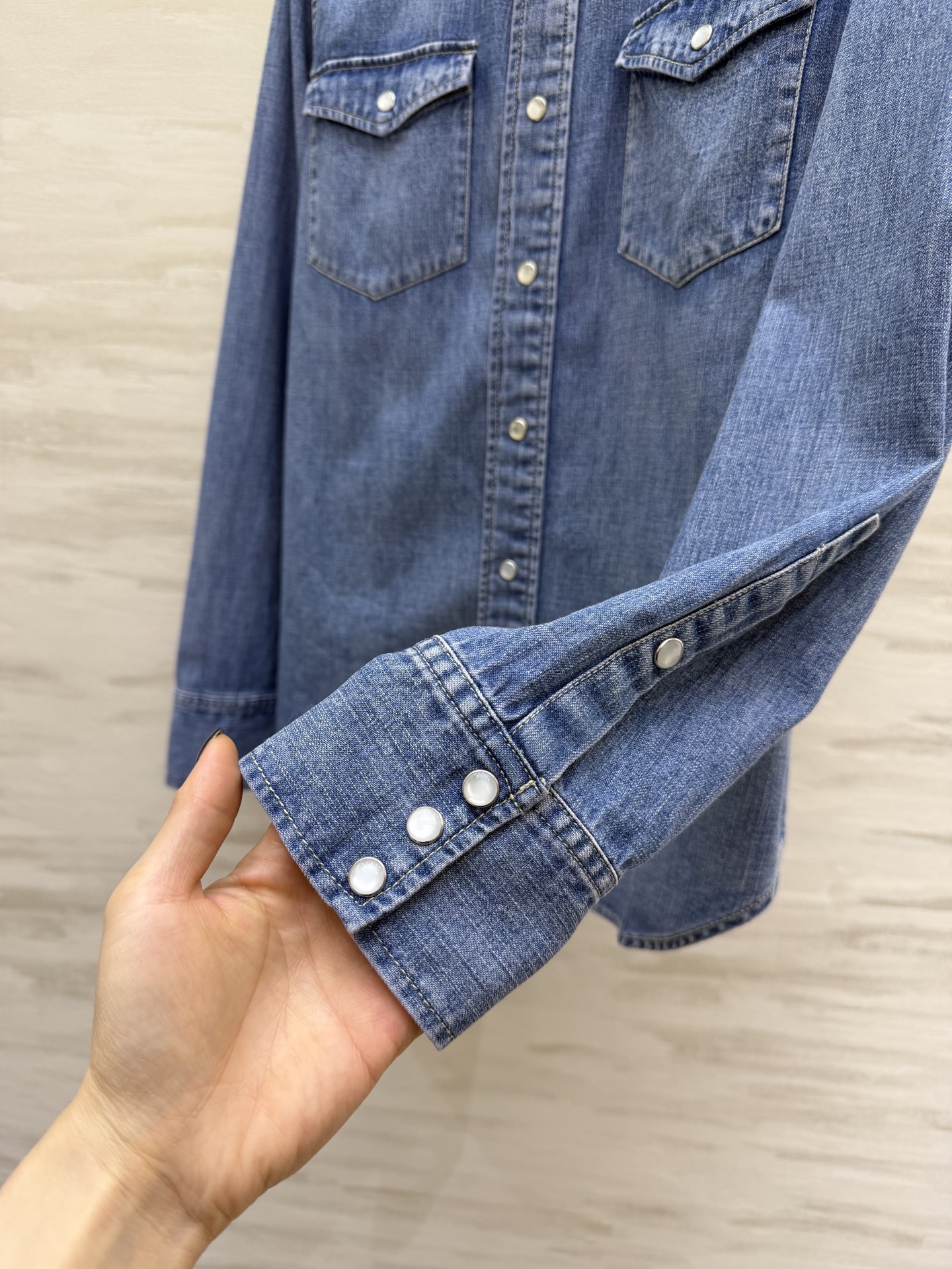 #POLO²⁶新款 牛仔衬衣 ✨ 经典永不过时 | 这件牛仔衬衫真的太懂通勤与休闲的平衡感了！经典水洗蓝