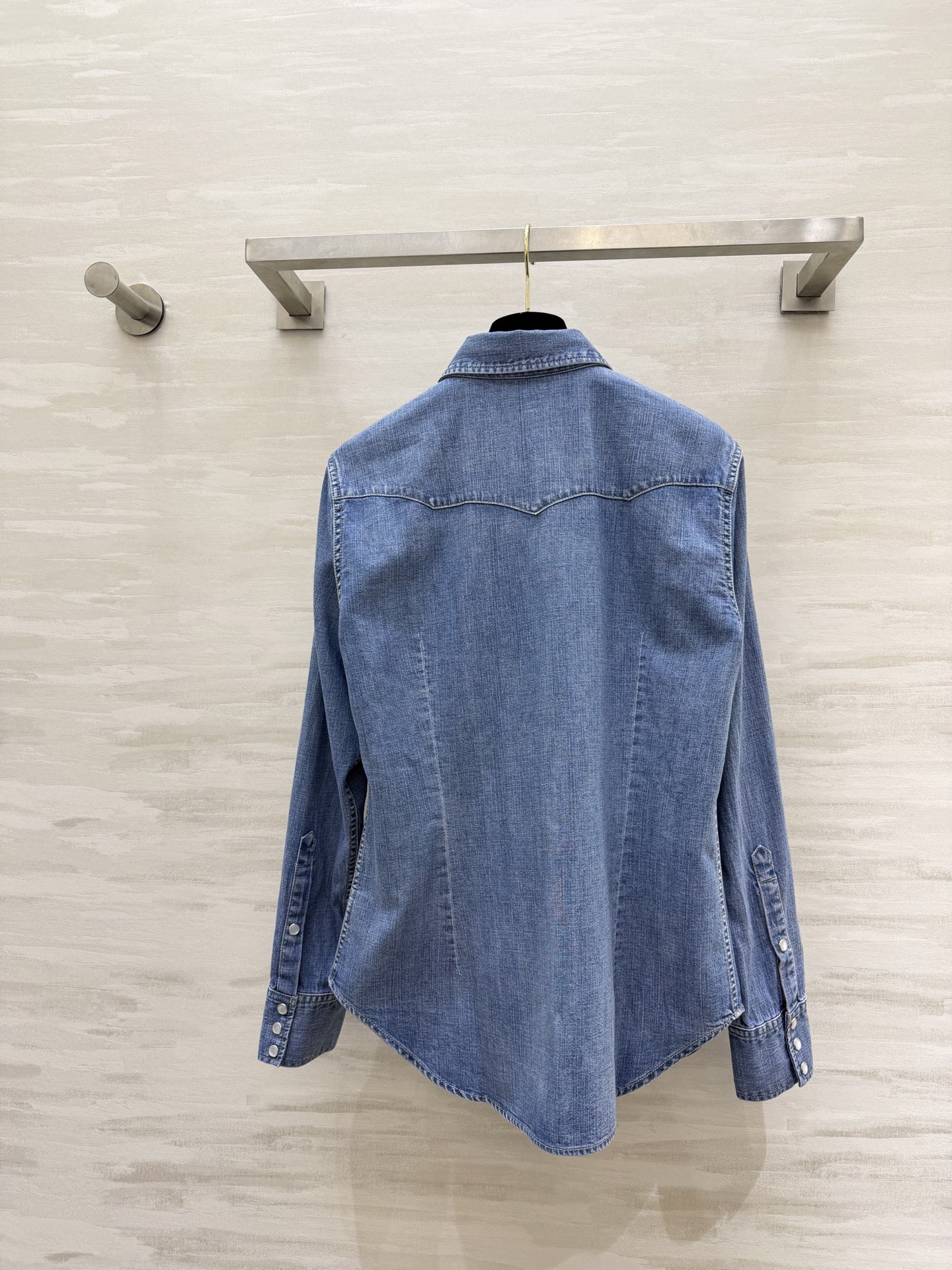 #POLO²⁶新款 牛仔衬衣 ✨ 经典永不过时 | 这件牛仔衬衫真的太懂通勤与休闲的平衡感了！经典水洗蓝