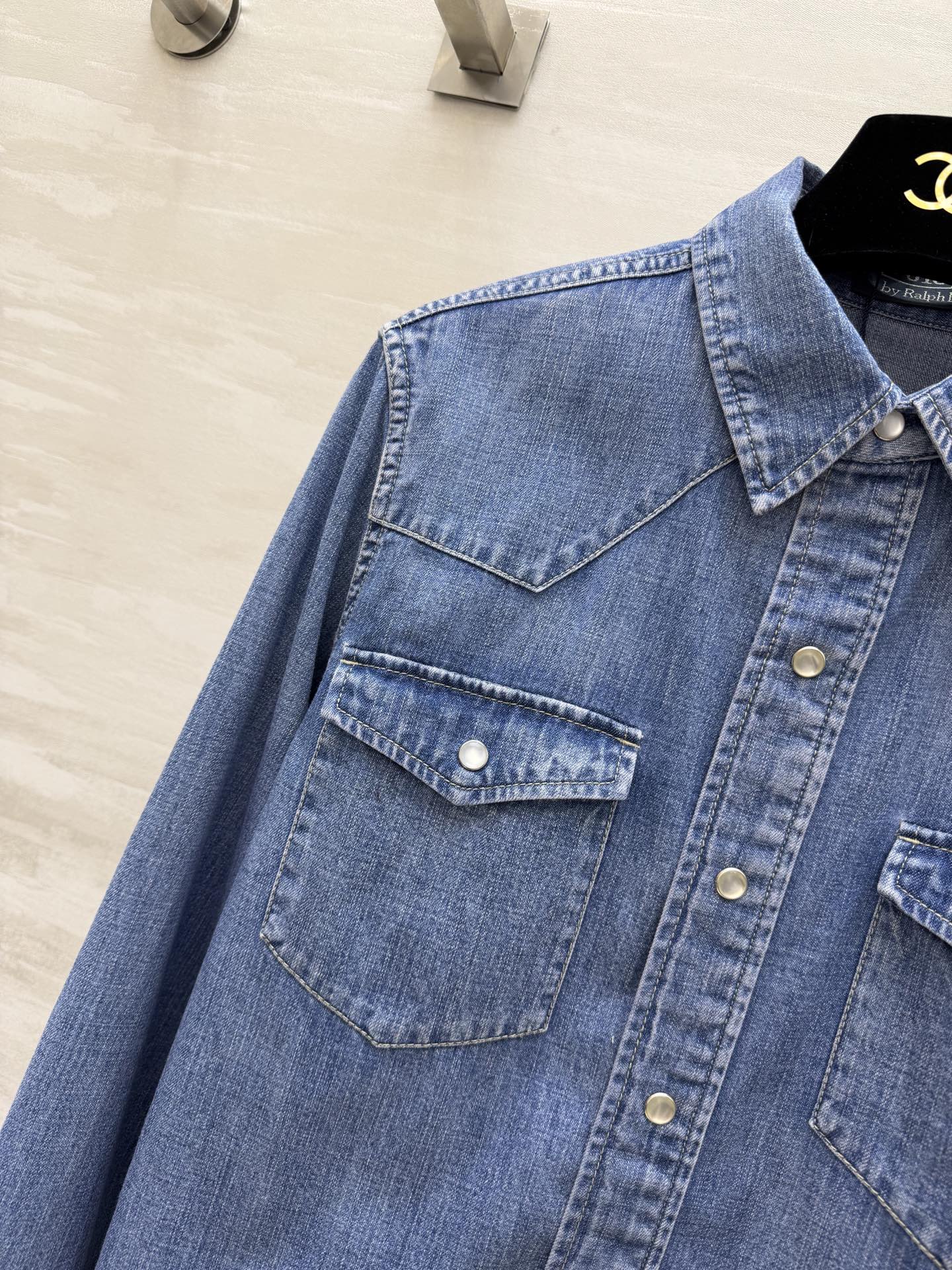 #POLO²⁶新款 牛仔衬衣 ✨ 经典永不过时 | 这件牛仔衬衫真的太懂通勤与休闲的平衡感了！经典水洗蓝