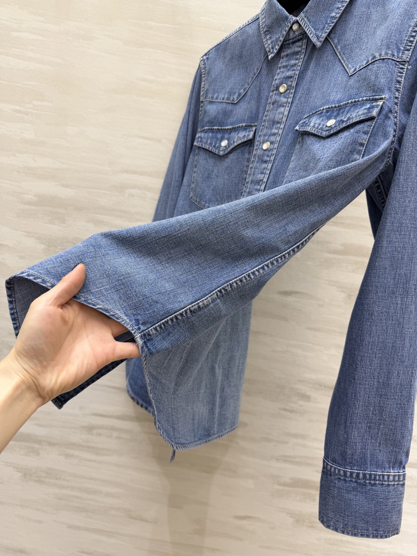 #POLO²⁶新款 牛仔衬衣 ✨ 经典永不过时 | 这件牛仔衬衫真的太懂通勤与休闲的平衡感了！经典水洗蓝