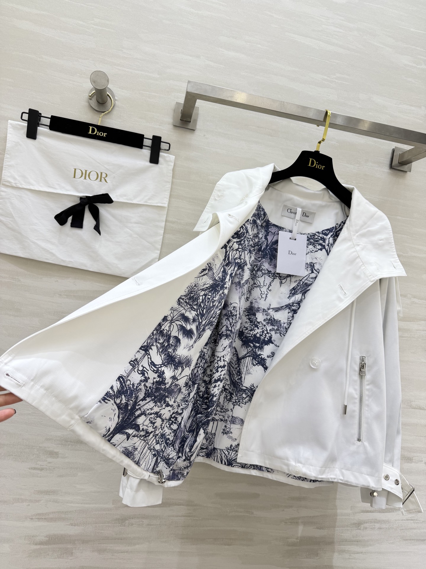 #DIO♡²⁶新款连帽风衣外套 利落剪裁 自带松弛感 白/黑双色可选！防风又显瘦 通勤休闲都适配简约高级