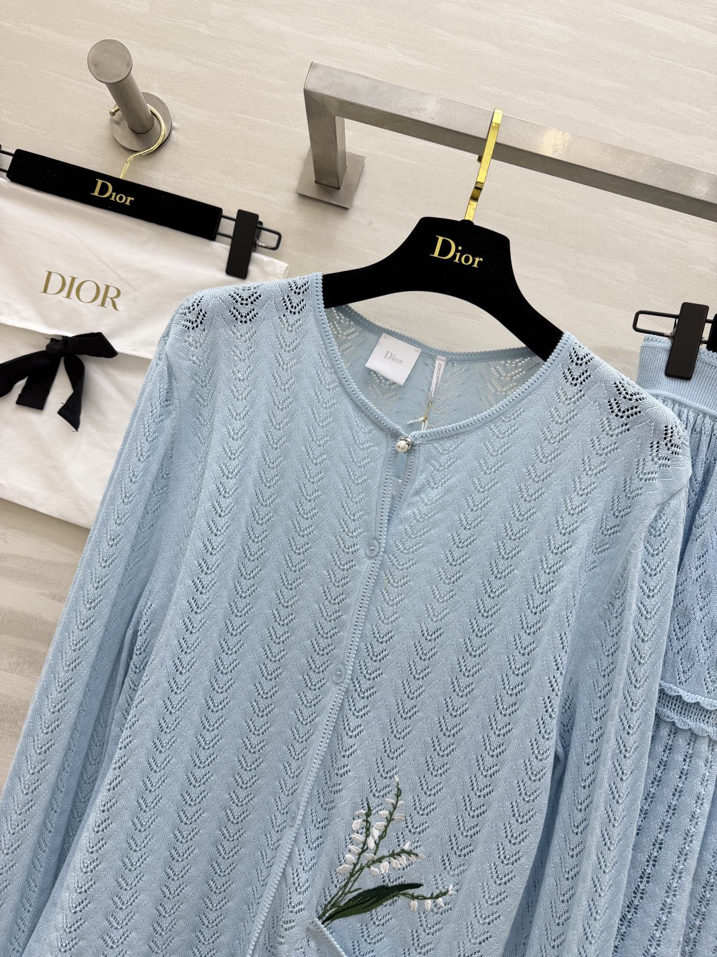 #Dio♡²⁶新款 浅蓝针织套装 铃兰刺绣 镂空肌理 一眼沦陷浅蓝色自带清冷感 高品质定制 现货首发si