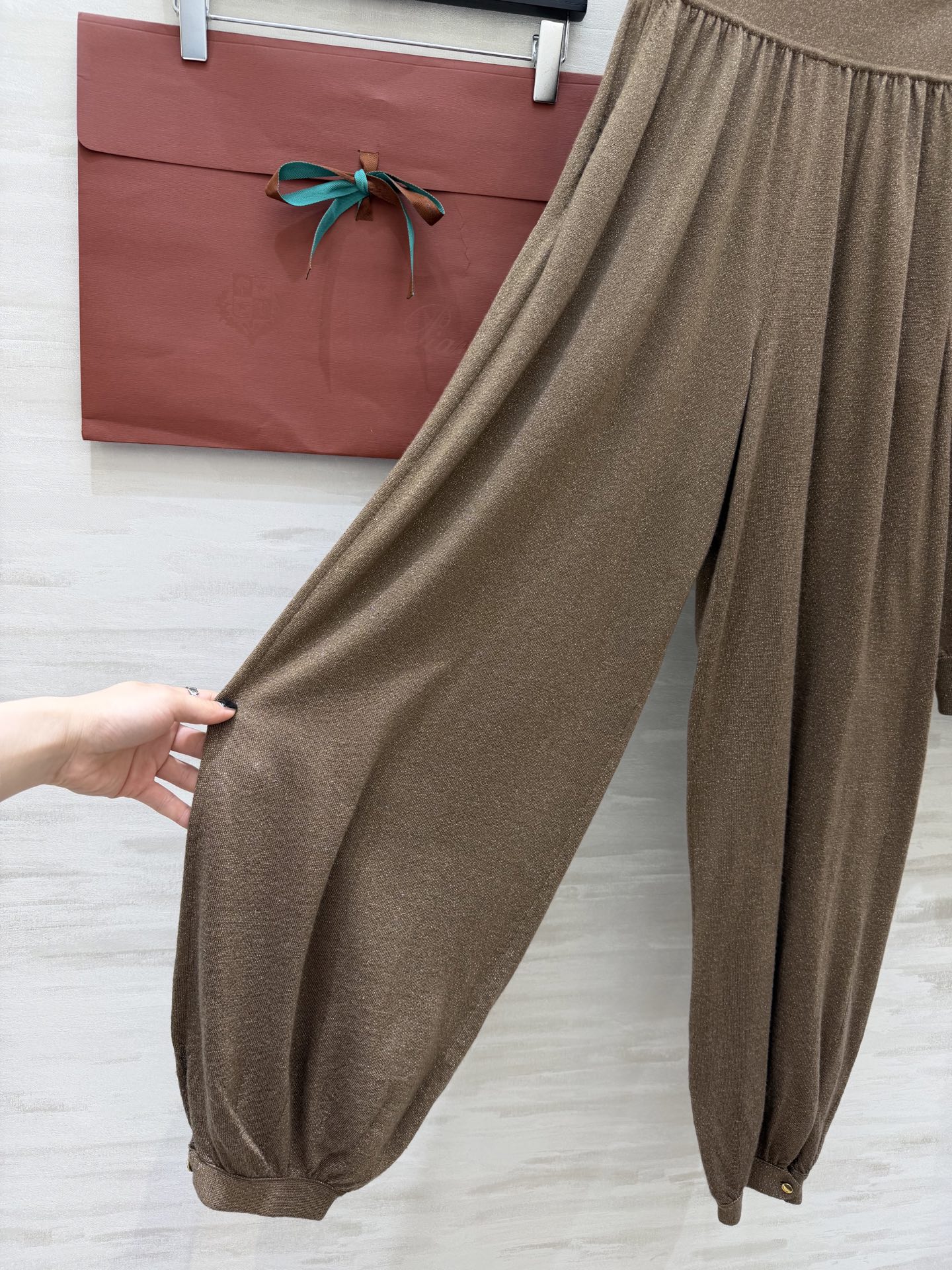 #Loro Pian♡²⁶新款罗纹羊绒真丝套装 依旧是最细腻的定制羊绒纱线 最简单的老钱风搭配 经典九分