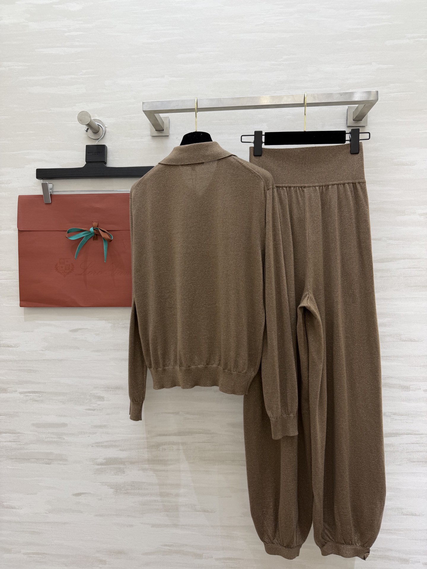 #Loro Pian♡²⁶新款罗纹羊绒真丝套装 依旧是最细腻的定制羊绒纱线 最简单的老钱风搭配 经典九分