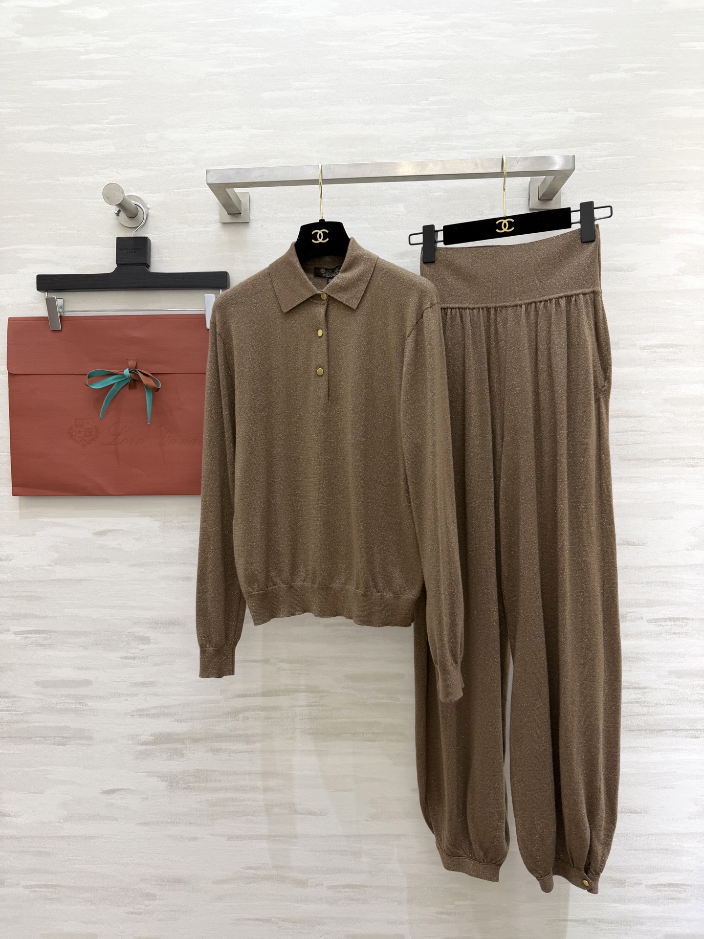 #Loro Pian♡²⁶新款罗纹羊绒真丝套装 依旧是最细腻的定制羊绒纱线 最简单的老钱风搭配 经典九分