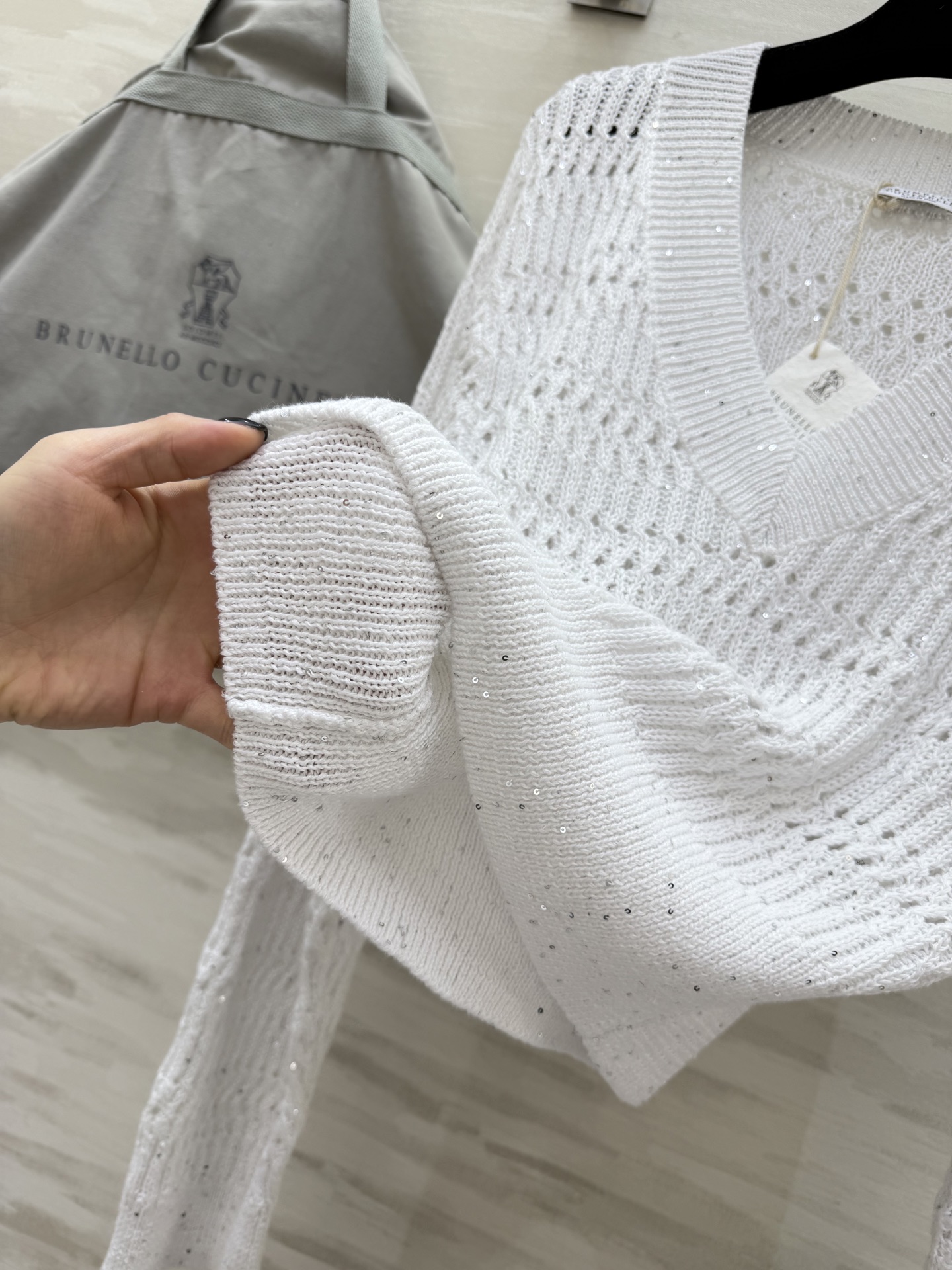 #Brunello Cucinell♡²⁶ss V领镂空针织 干干净净的白色治愈系 定制亚麻亮片纱线🧶 