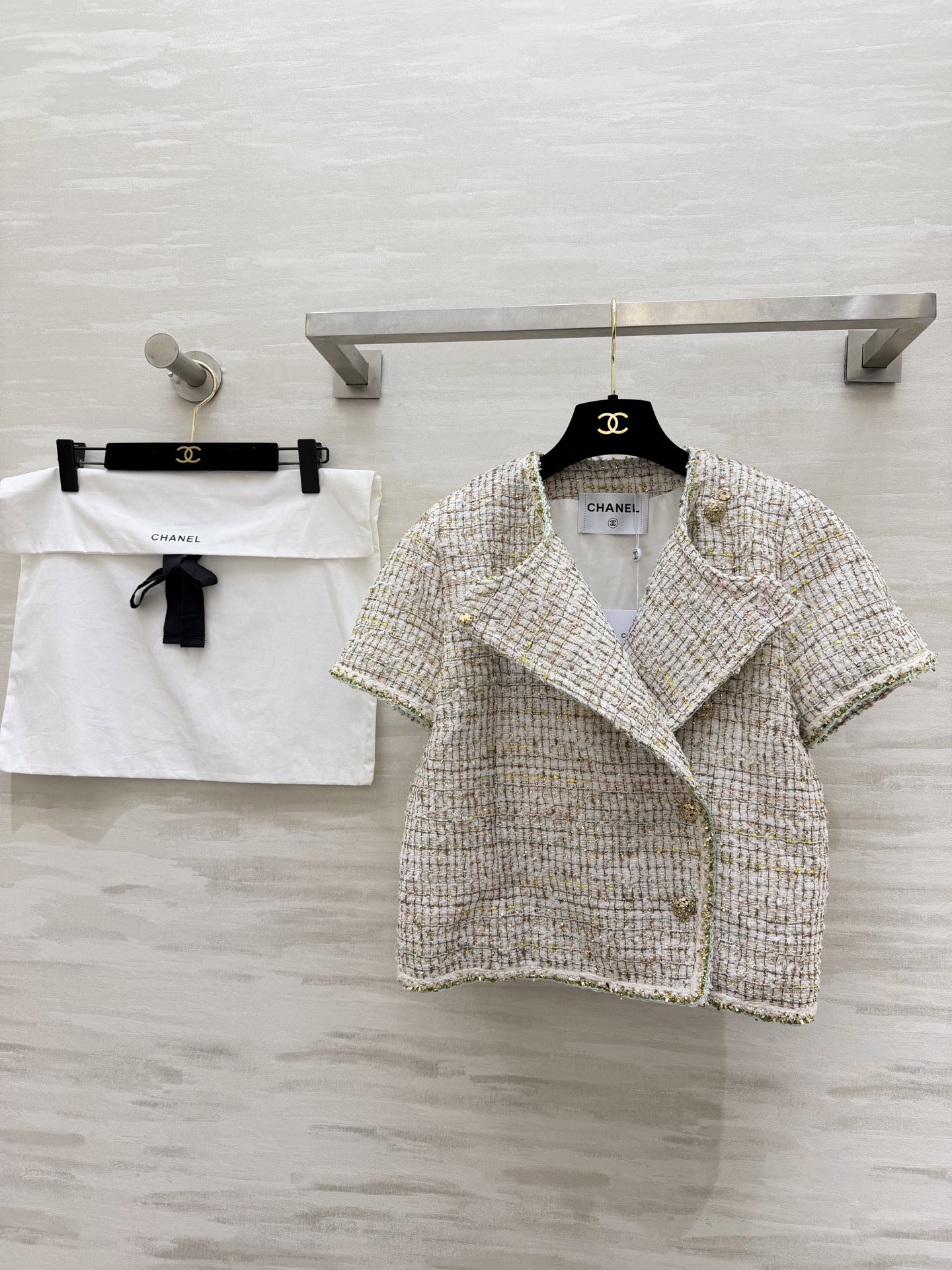 #Chane♡²⁶C度假系列 宝石点缀编织花呢上衣 将法式优雅与意式浪漫融合 🎨色彩丰富 晕染出意大利夏