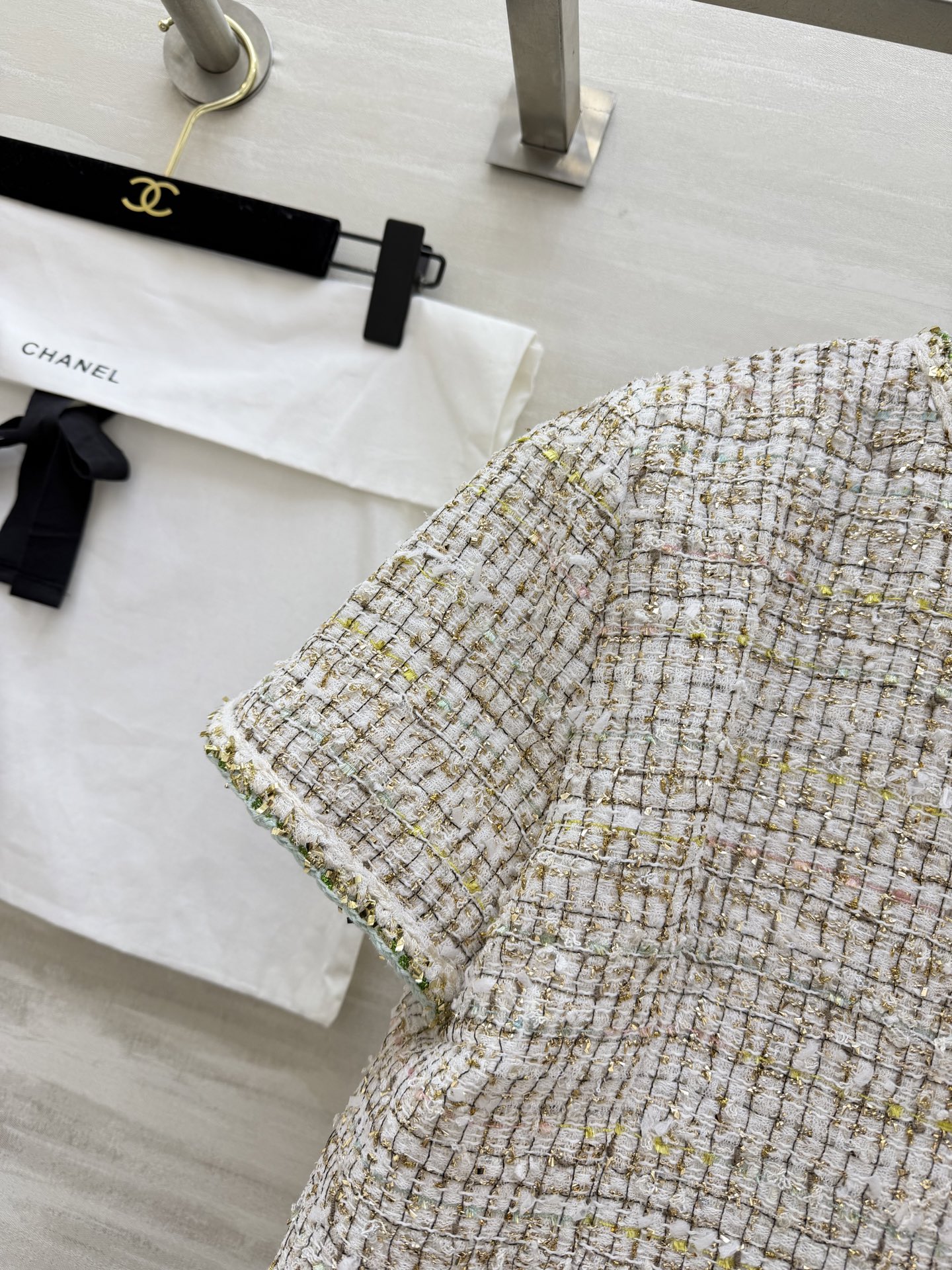 #Chane♡²⁶C度假系列 宝石点缀编织花呢上衣 将法式优雅与意式浪漫融合 🎨色彩丰富 晕染出意大利夏