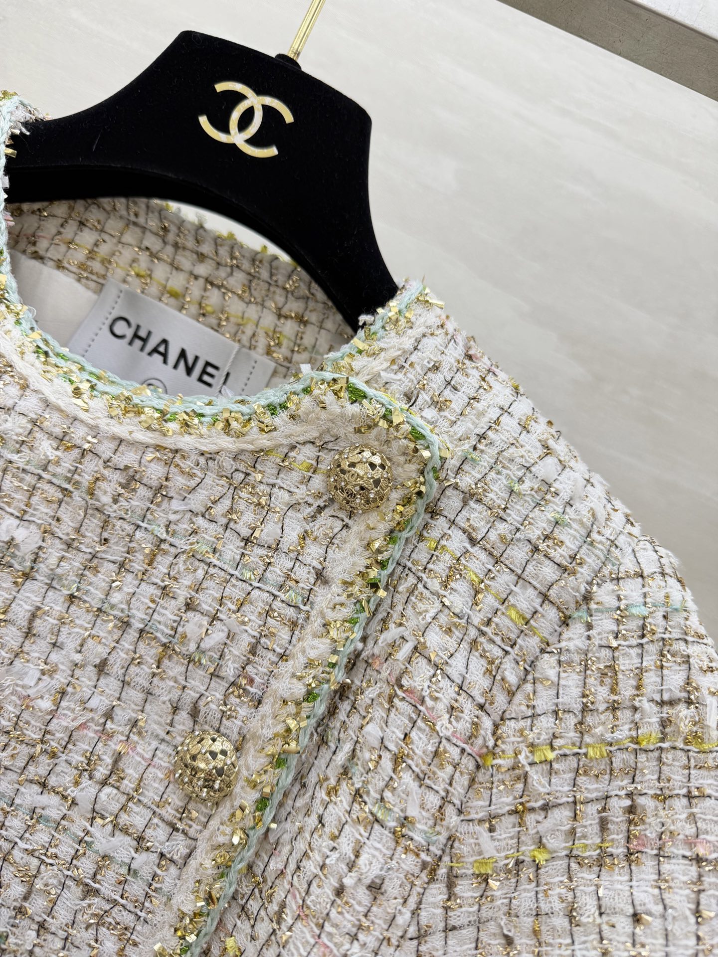 #Chane♡²⁶C度假系列 宝石点缀编织花呢上衣 将法式优雅与意式浪漫融合 🎨色彩丰富 晕染出意大利夏