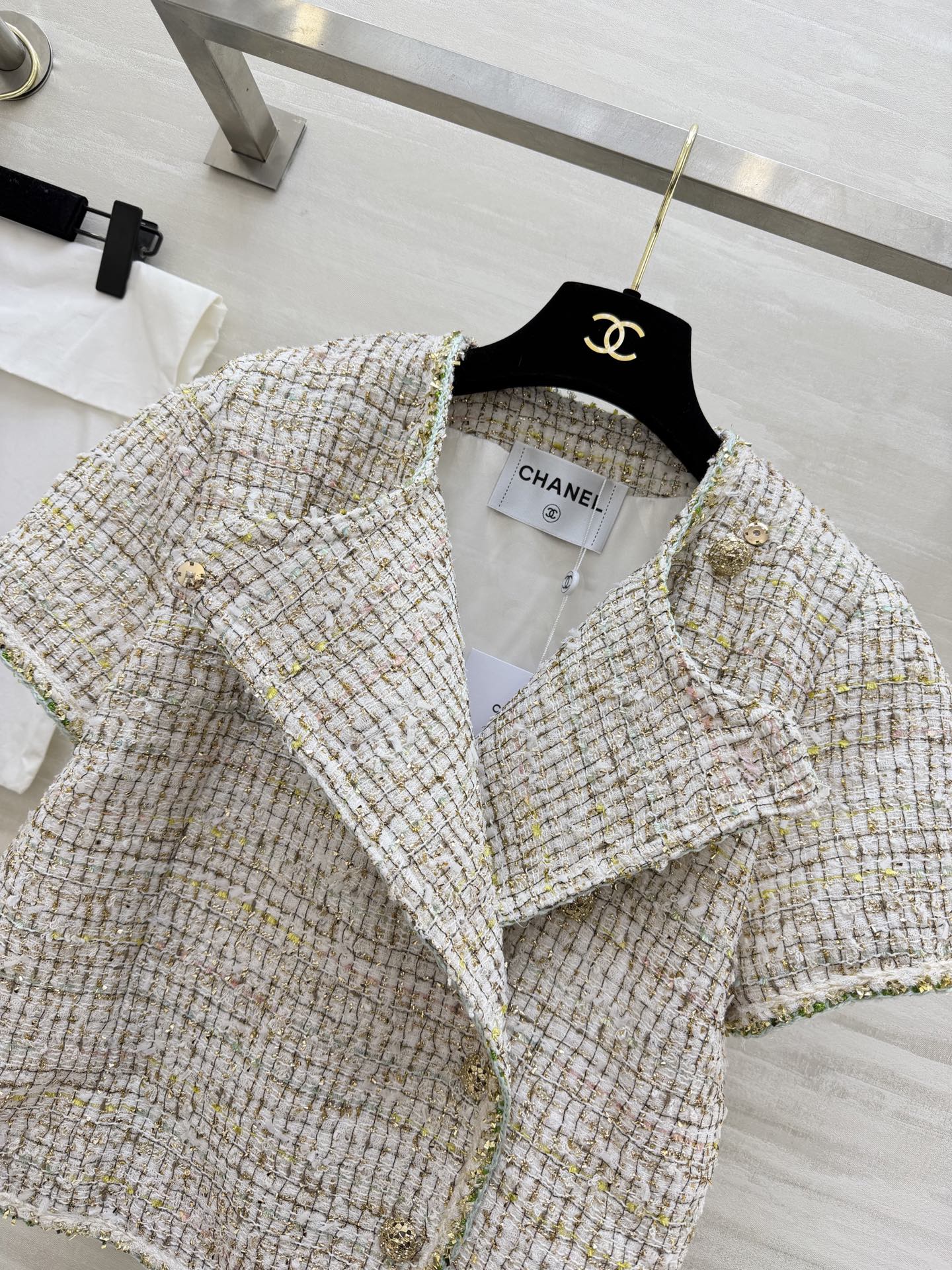 #Chane♡²⁶C度假系列 宝石点缀编织花呢上衣 将法式优雅与意式浪漫融合 🎨色彩丰富 晕染出意大利夏