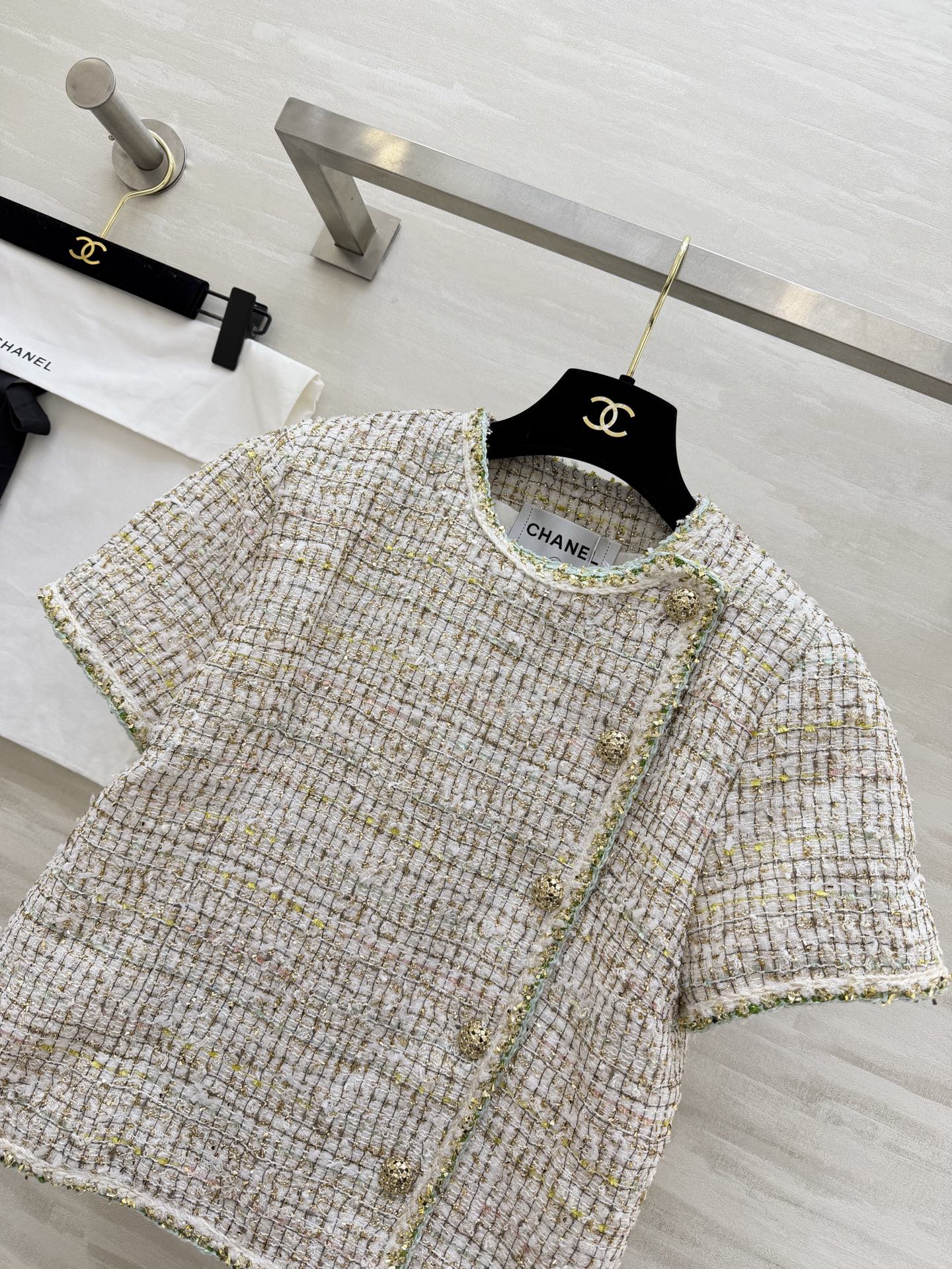 #Chane♡²⁶C度假系列 宝石点缀编织花呢上衣 将法式优雅与意式浪漫融合 🎨色彩丰富 晕染出意大利夏